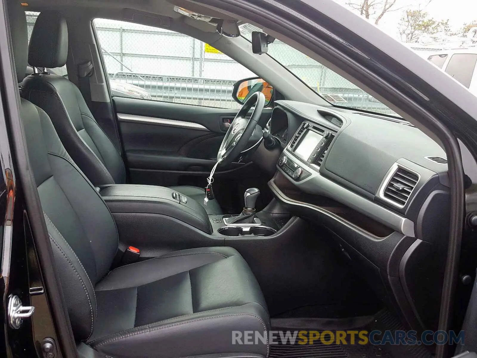 5 Photograph of a damaged car 5TDJZRFH2KS591881 TOYOTA HIGHLANDER 2019