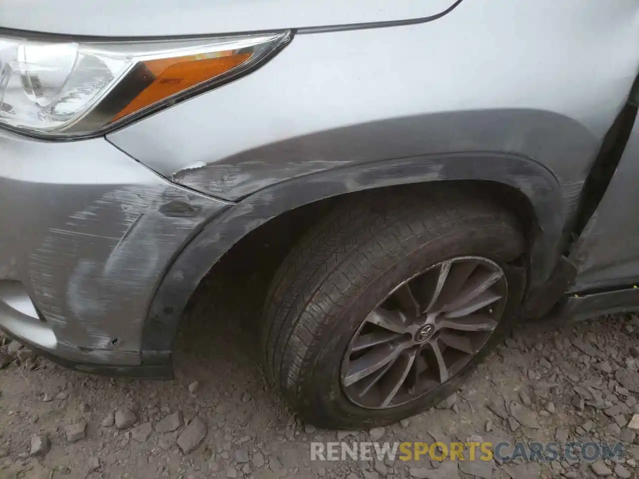 9 Photograph of a damaged car 5TDJZRFH2KS594618 TOYOTA HIGHLANDER 2019