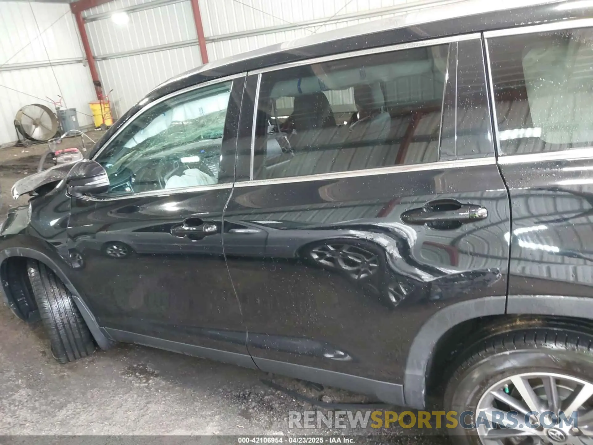 14 Photograph of a damaged car 5TDJZRFH2KS594988 TOYOTA HIGHLANDER 2019