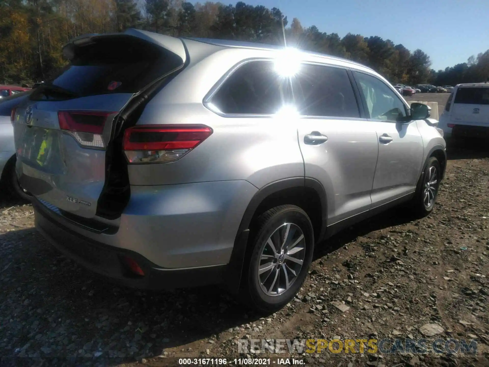 4 Photograph of a damaged car 5TDJZRFH2KS596806 TOYOTA HIGHLANDER 2019