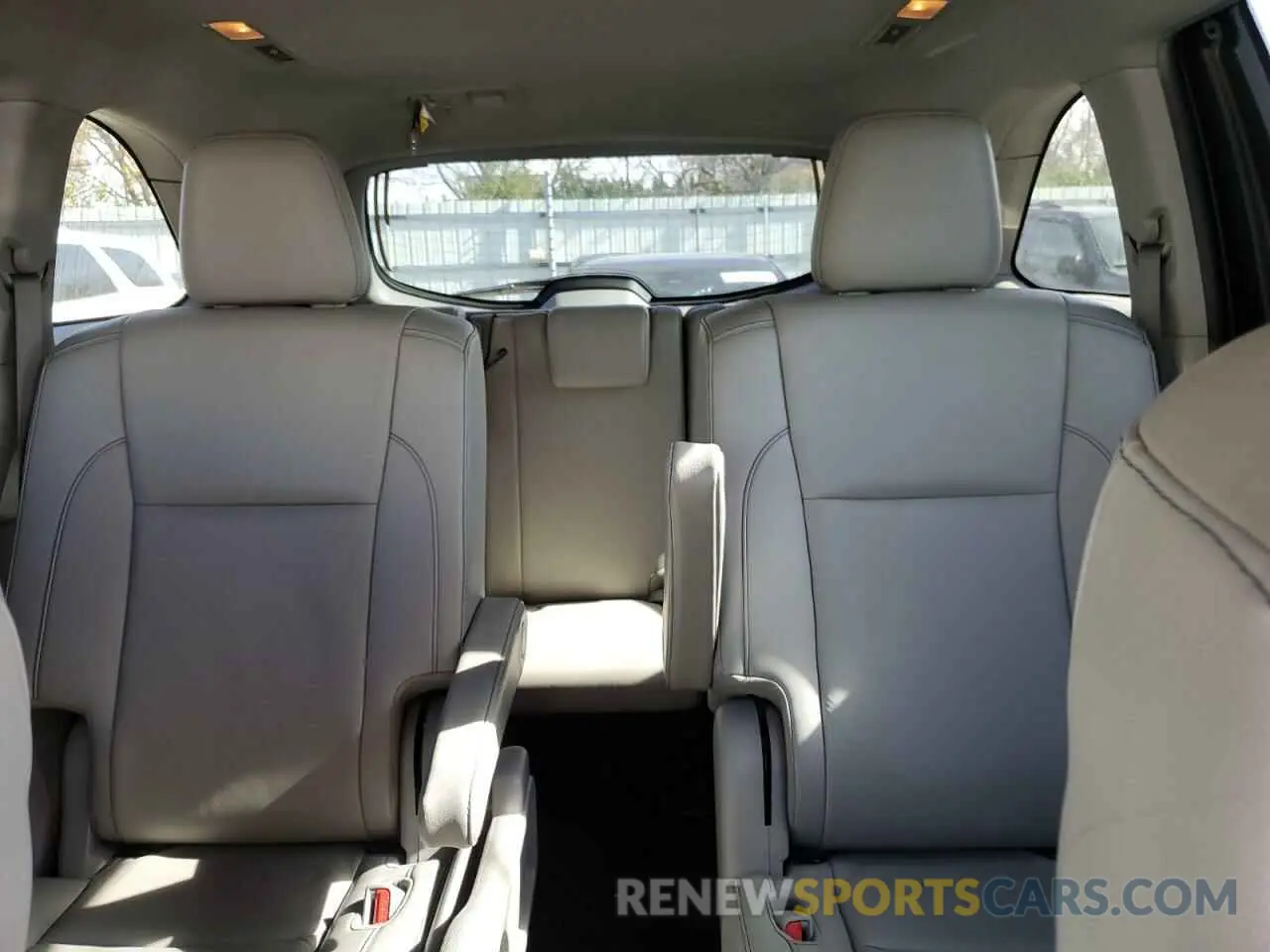 10 Photograph of a damaged car 5TDJZRFH2KS597941 TOYOTA HIGHLANDER 2019