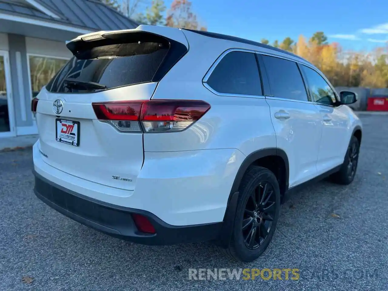 4 Photograph of a damaged car 5TDJZRFH2KS602944 TOYOTA HIGHLANDER 2019