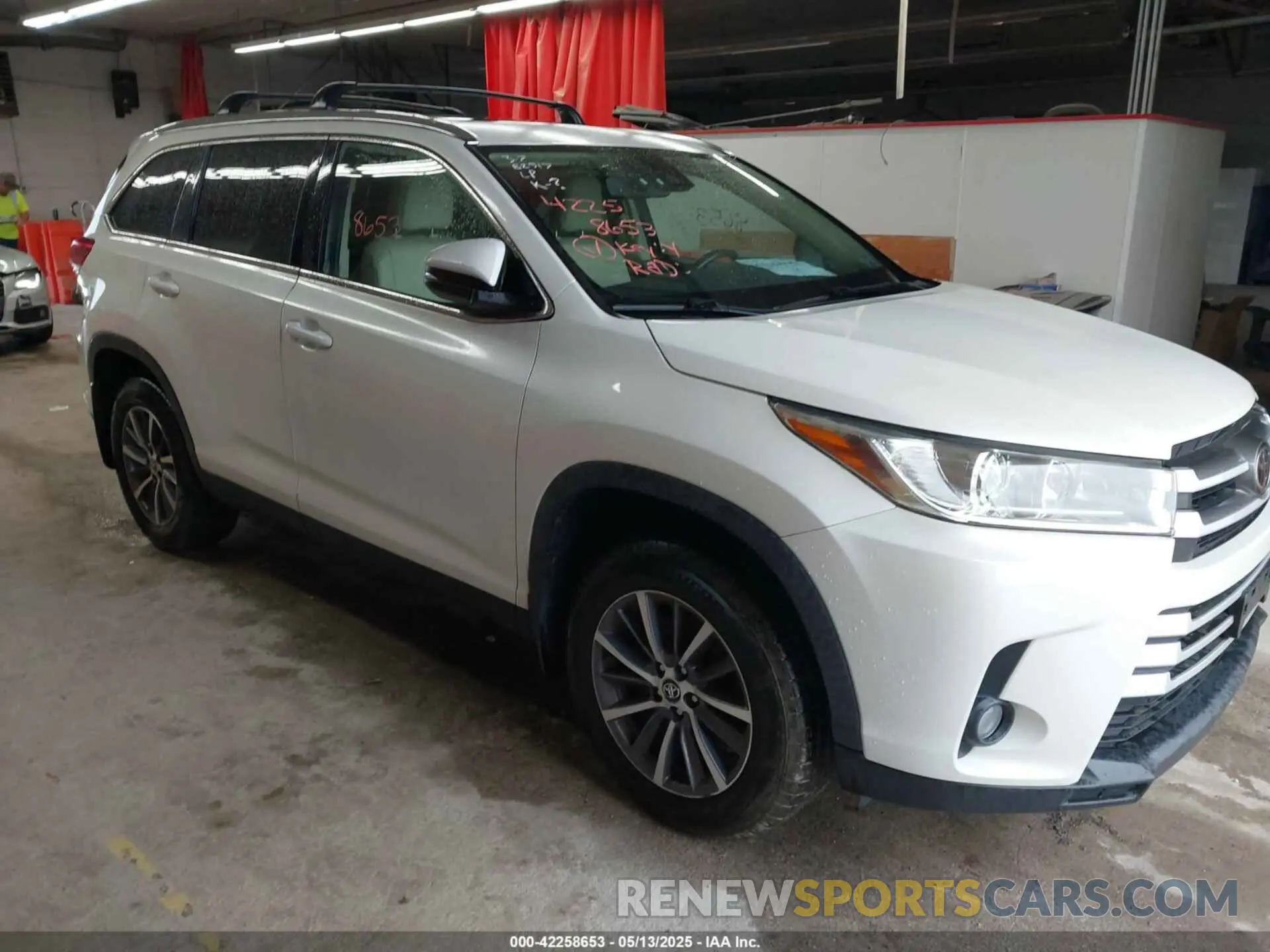 1 Photograph of a damaged car 5TDJZRFH2KS603608 TOYOTA HIGHLANDER 2019