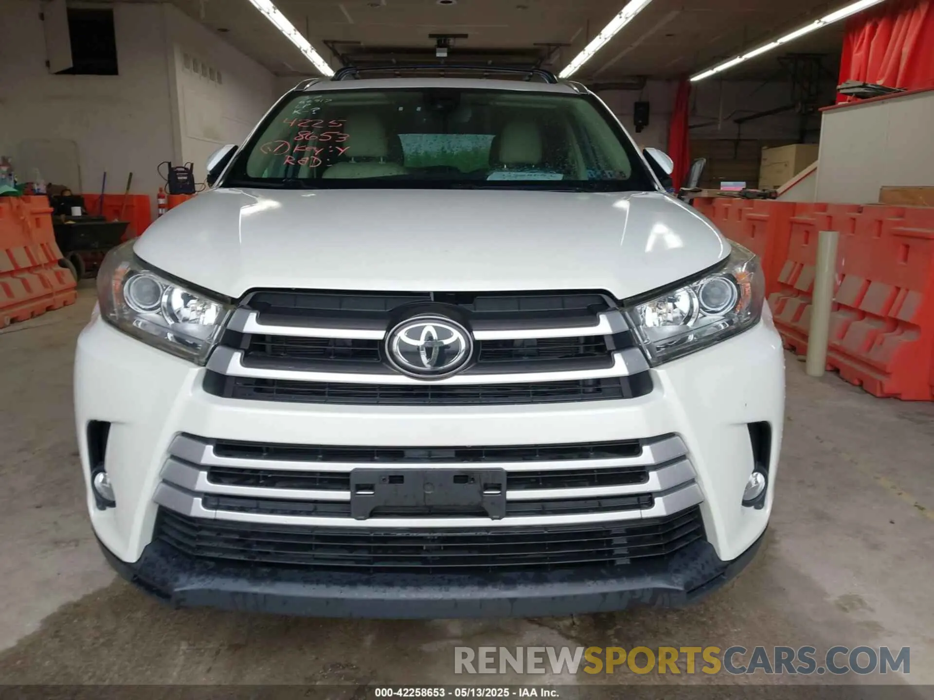 12 Photograph of a damaged car 5TDJZRFH2KS603608 TOYOTA HIGHLANDER 2019