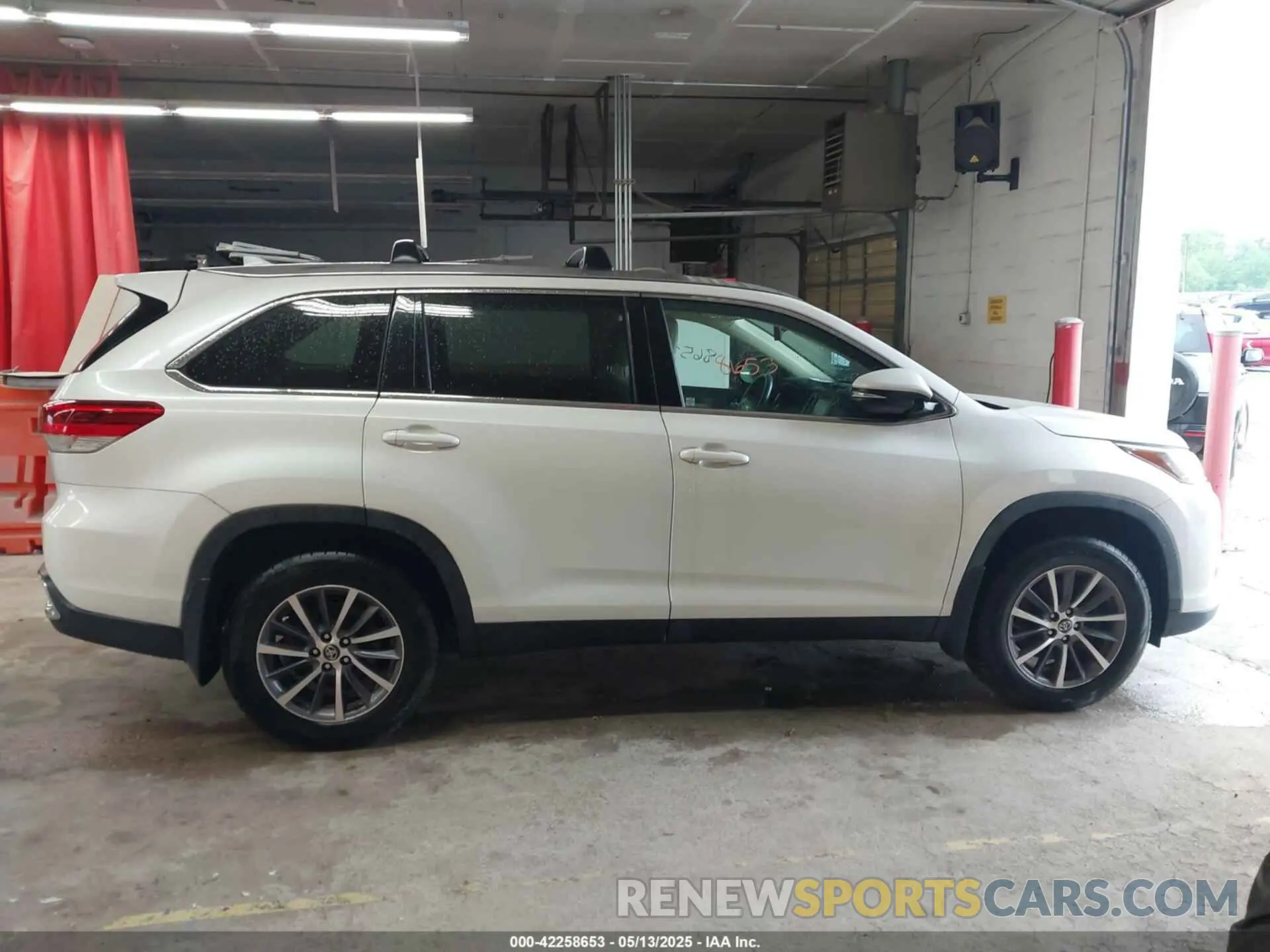 13 Photograph of a damaged car 5TDJZRFH2KS603608 TOYOTA HIGHLANDER 2019