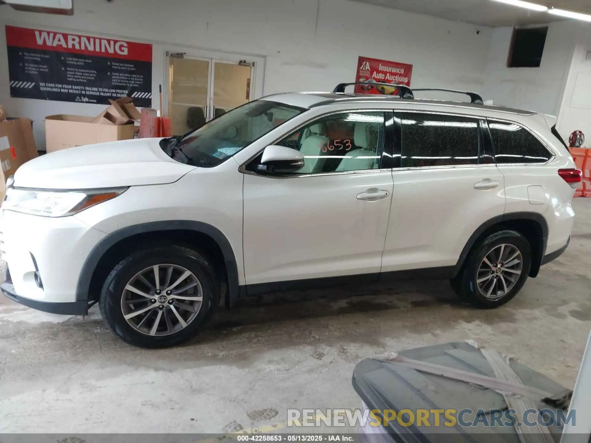 14 Photograph of a damaged car 5TDJZRFH2KS603608 TOYOTA HIGHLANDER 2019