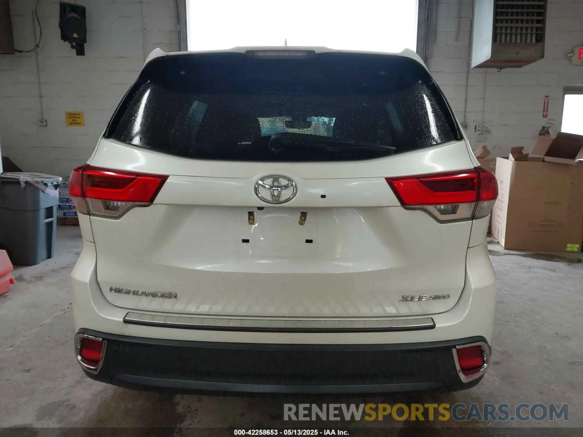 16 Photograph of a damaged car 5TDJZRFH2KS603608 TOYOTA HIGHLANDER 2019