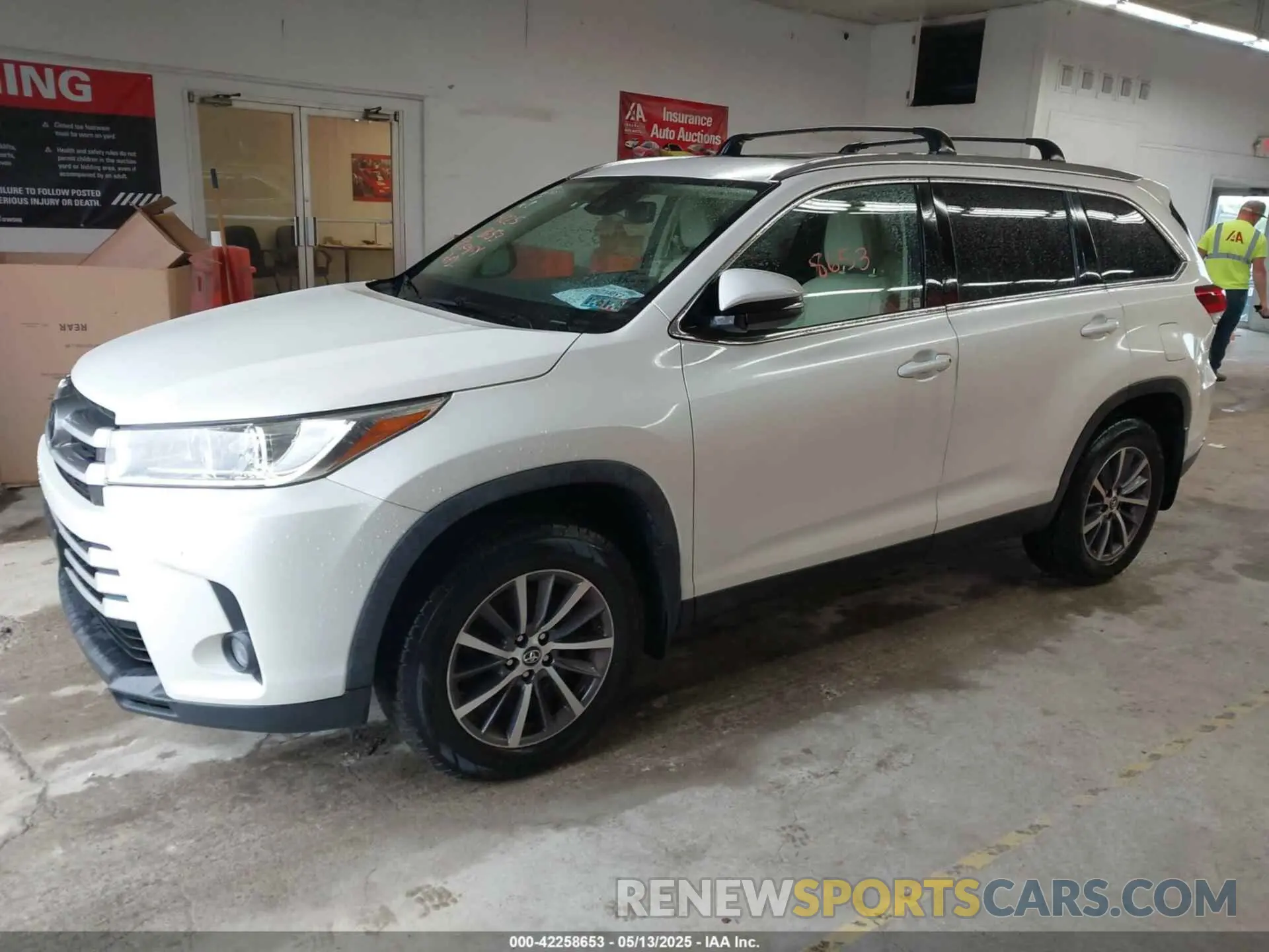 2 Photograph of a damaged car 5TDJZRFH2KS603608 TOYOTA HIGHLANDER 2019