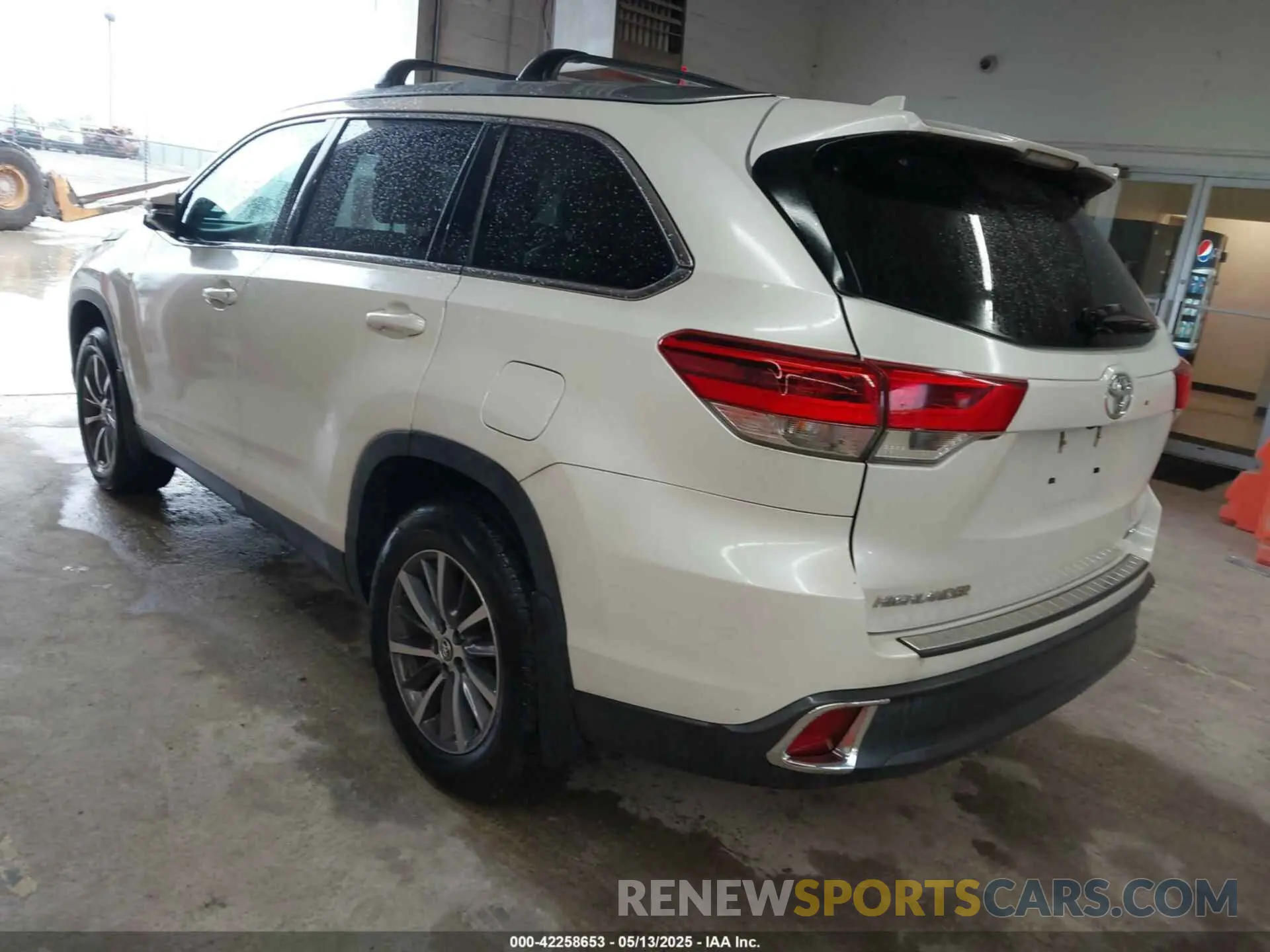 3 Photograph of a damaged car 5TDJZRFH2KS603608 TOYOTA HIGHLANDER 2019