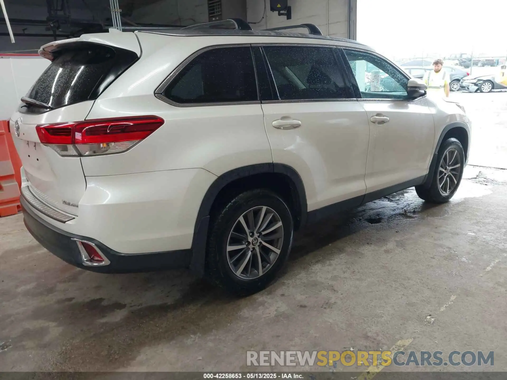 4 Photograph of a damaged car 5TDJZRFH2KS603608 TOYOTA HIGHLANDER 2019