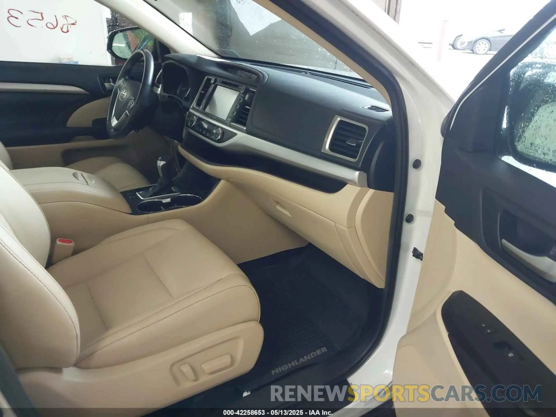 5 Photograph of a damaged car 5TDJZRFH2KS603608 TOYOTA HIGHLANDER 2019