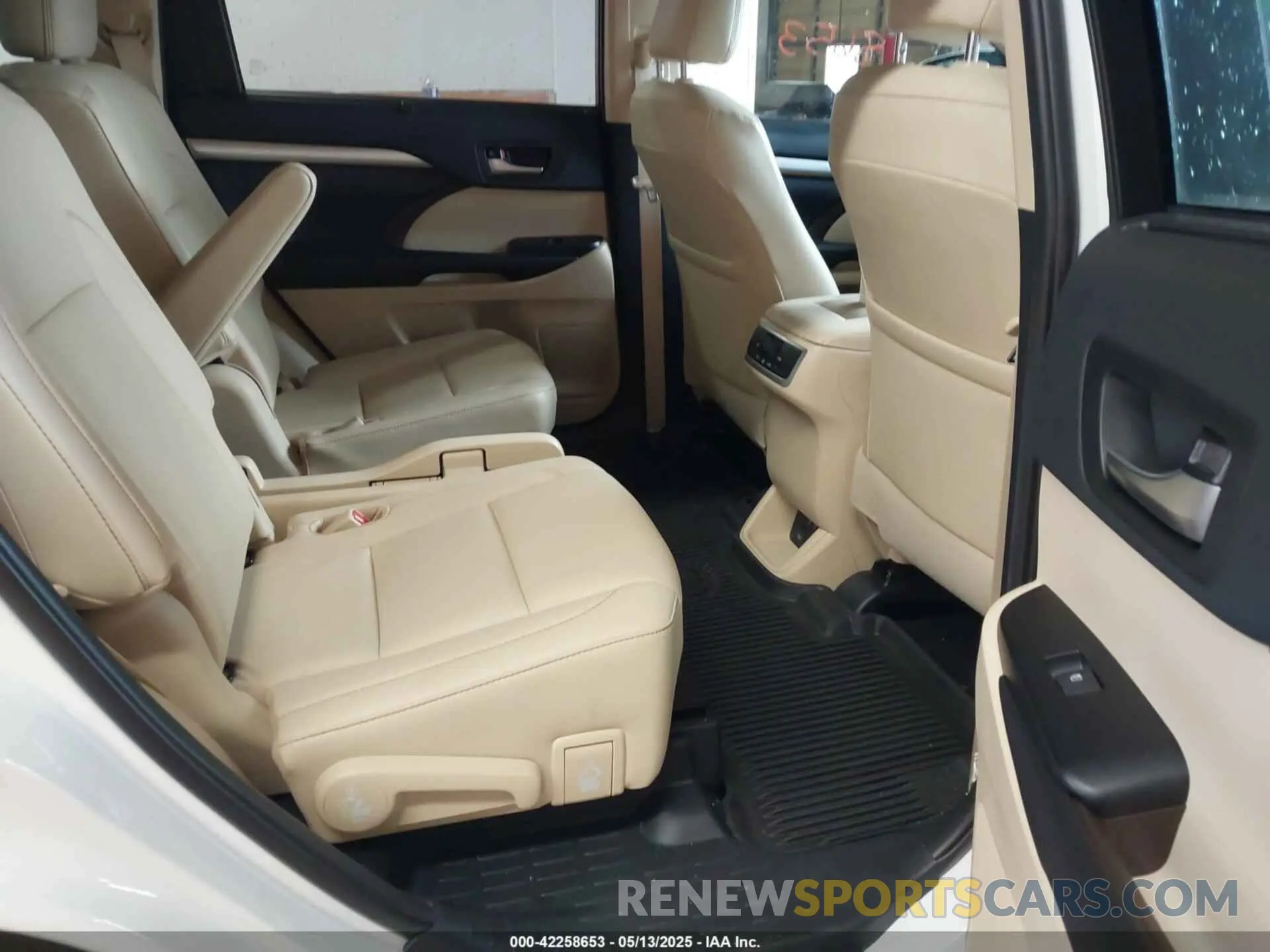 8 Photograph of a damaged car 5TDJZRFH2KS603608 TOYOTA HIGHLANDER 2019