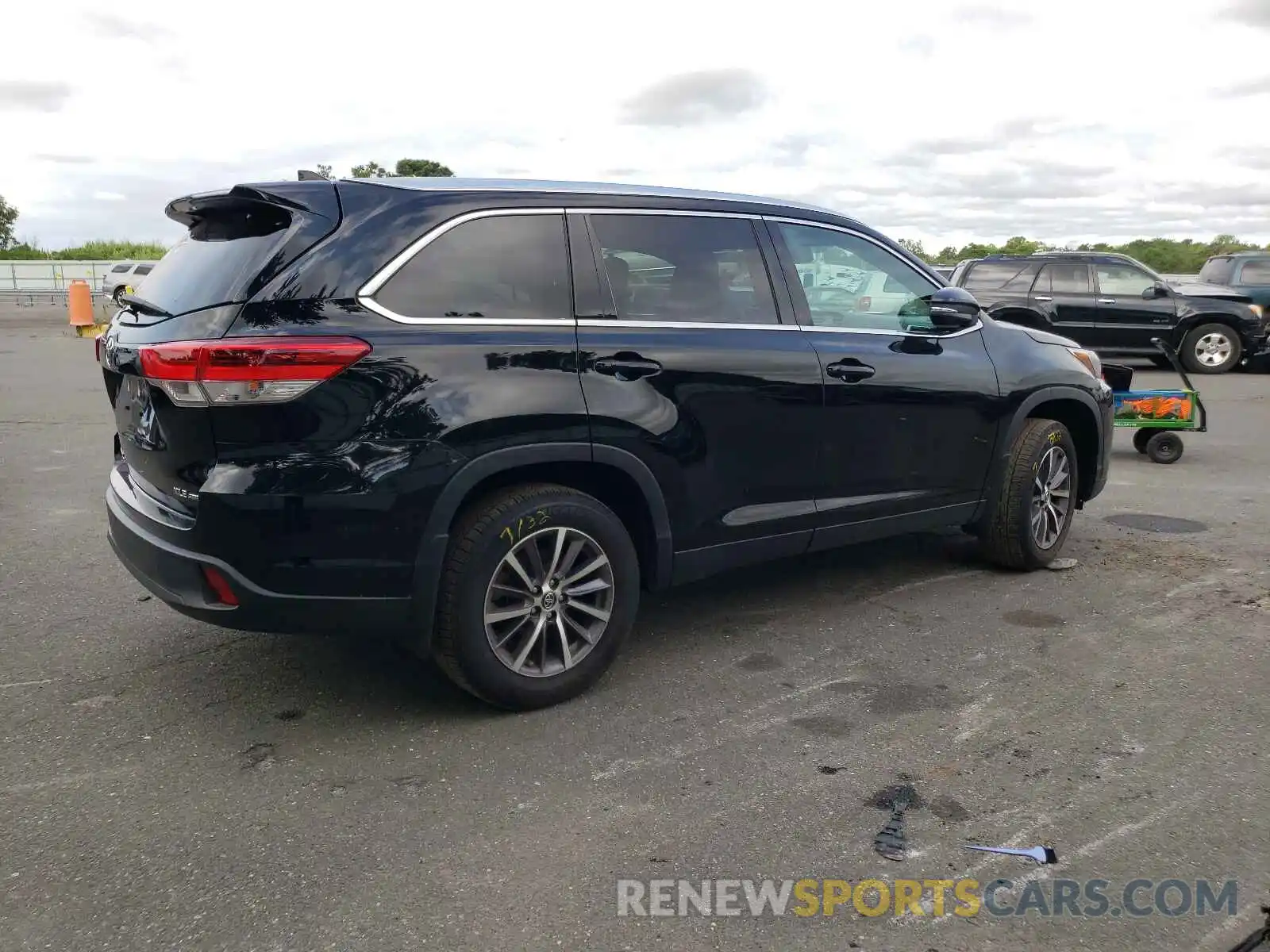 4 Photograph of a damaged car 5TDJZRFH2KS604550 TOYOTA HIGHLANDER 2019