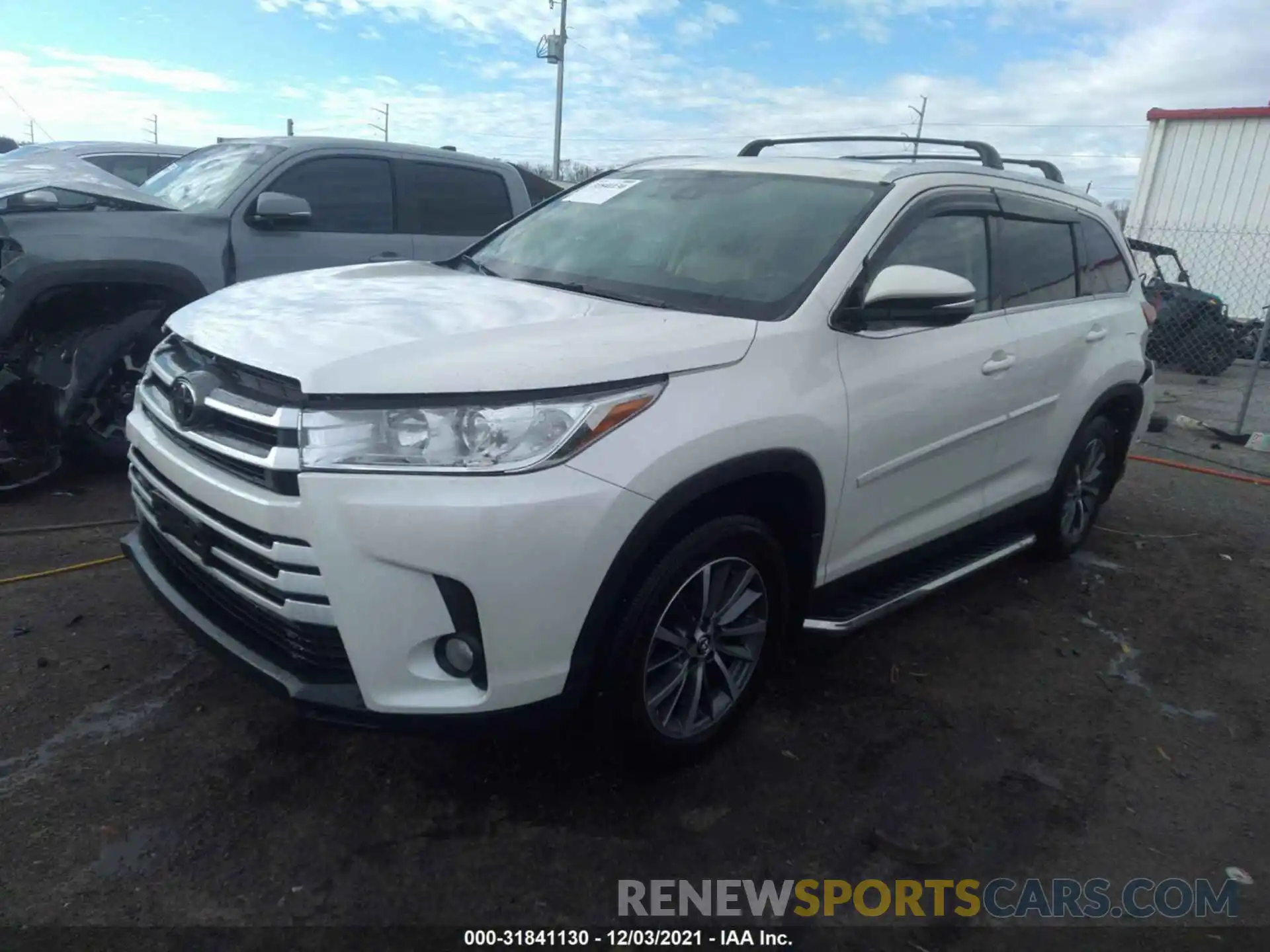 2 Photograph of a damaged car 5TDJZRFH2KS613748 TOYOTA HIGHLANDER 2019