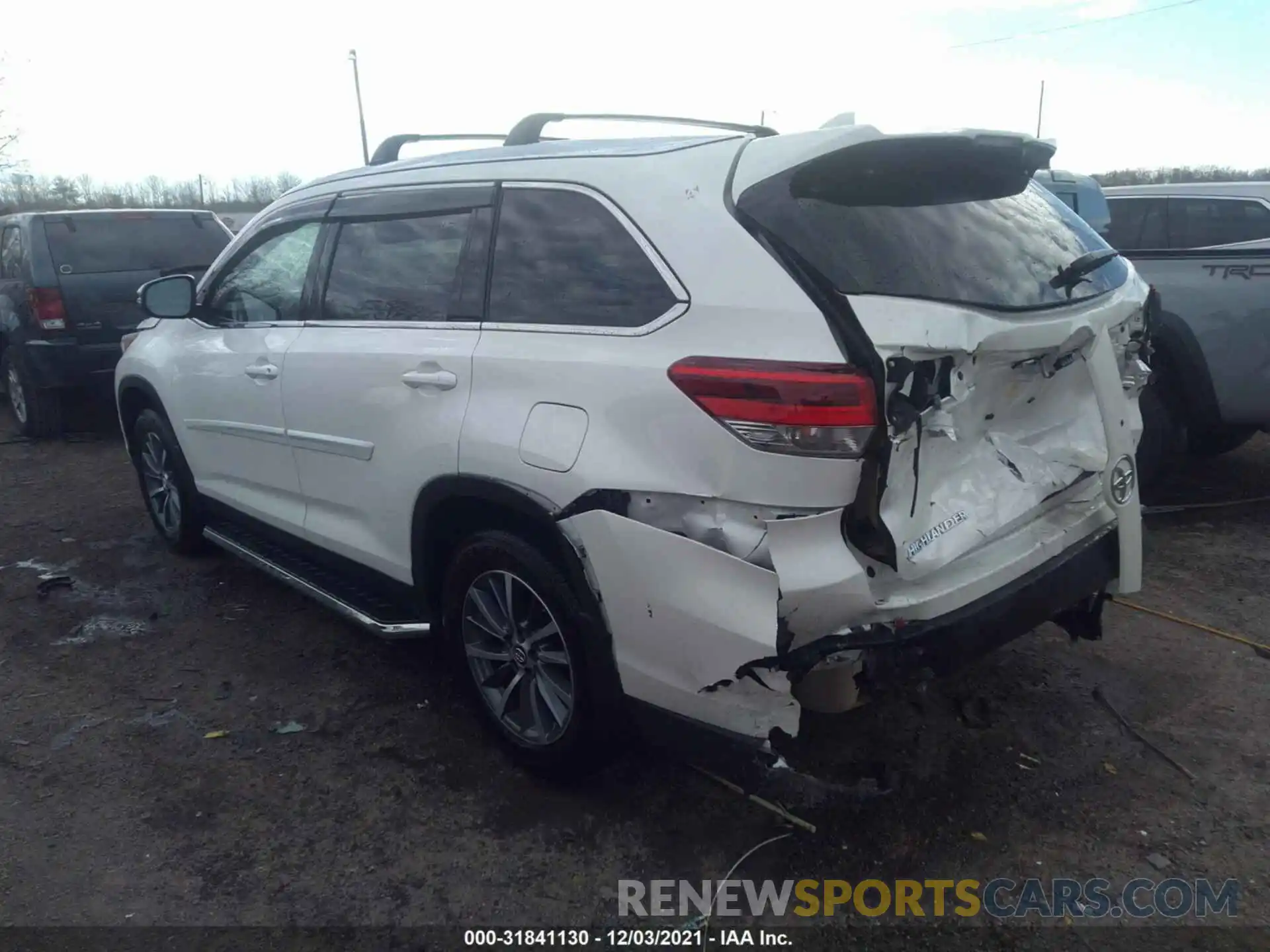 3 Photograph of a damaged car 5TDJZRFH2KS613748 TOYOTA HIGHLANDER 2019