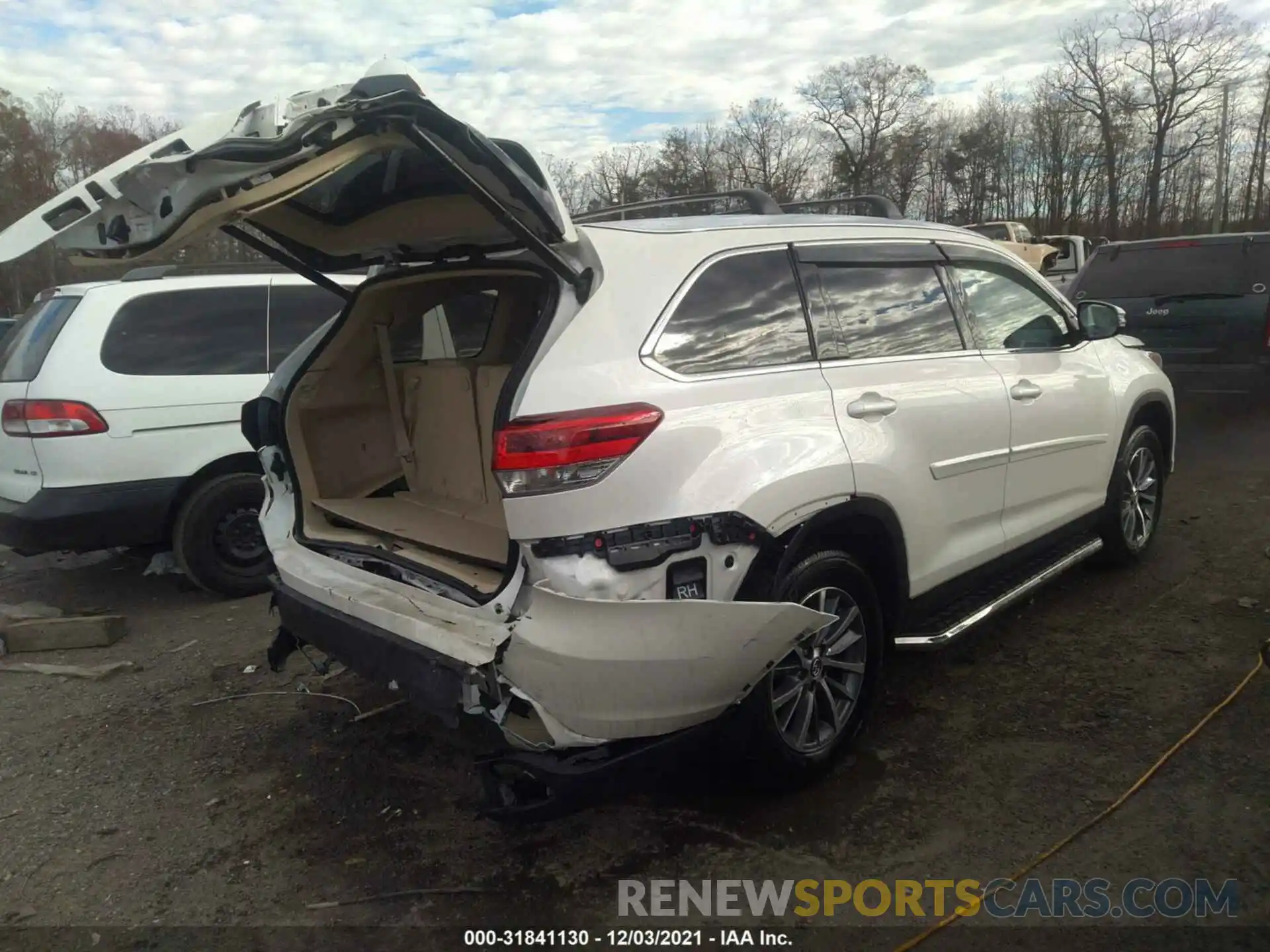 4 Photograph of a damaged car 5TDJZRFH2KS613748 TOYOTA HIGHLANDER 2019