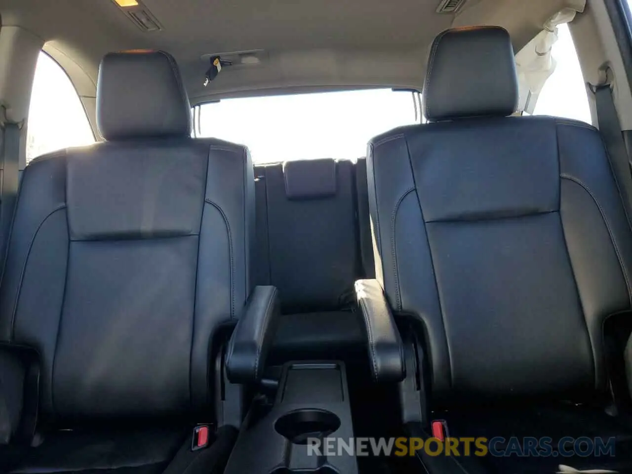 10 Photograph of a damaged car 5TDJZRFH2KS617668 TOYOTA HIGHLANDER 2019