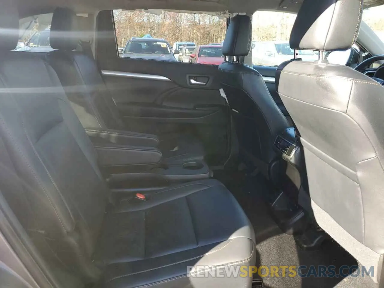 11 Photograph of a damaged car 5TDJZRFH2KS617668 TOYOTA HIGHLANDER 2019