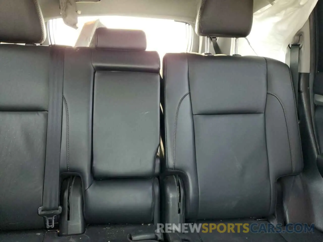 10 Photograph of a damaged car 5TDJZRFH2KS618092 TOYOTA HIGHLANDER 2019