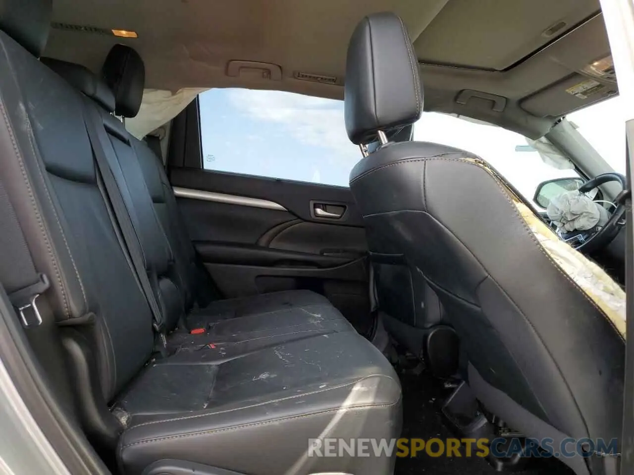 11 Photograph of a damaged car 5TDJZRFH2KS618092 TOYOTA HIGHLANDER 2019