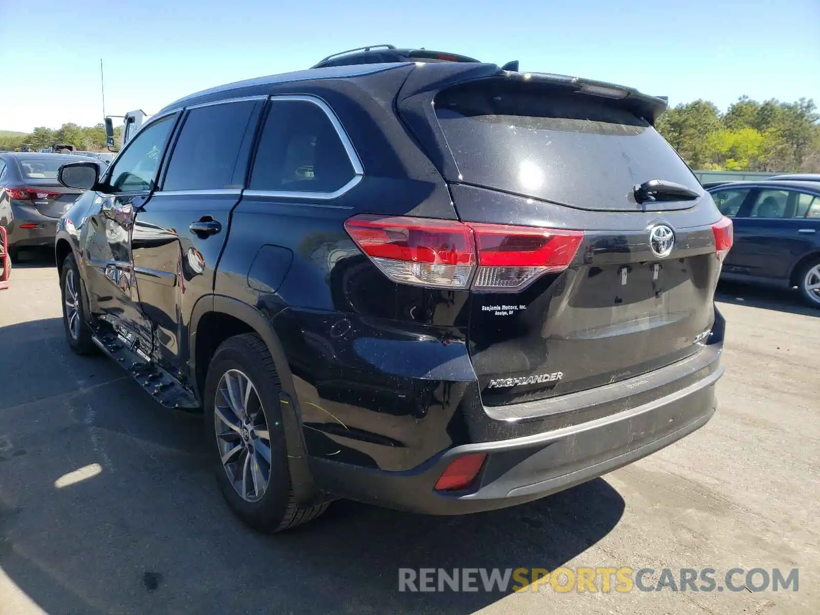 3 Photograph of a damaged car 5TDJZRFH2KS620585 TOYOTA HIGHLANDER 2019