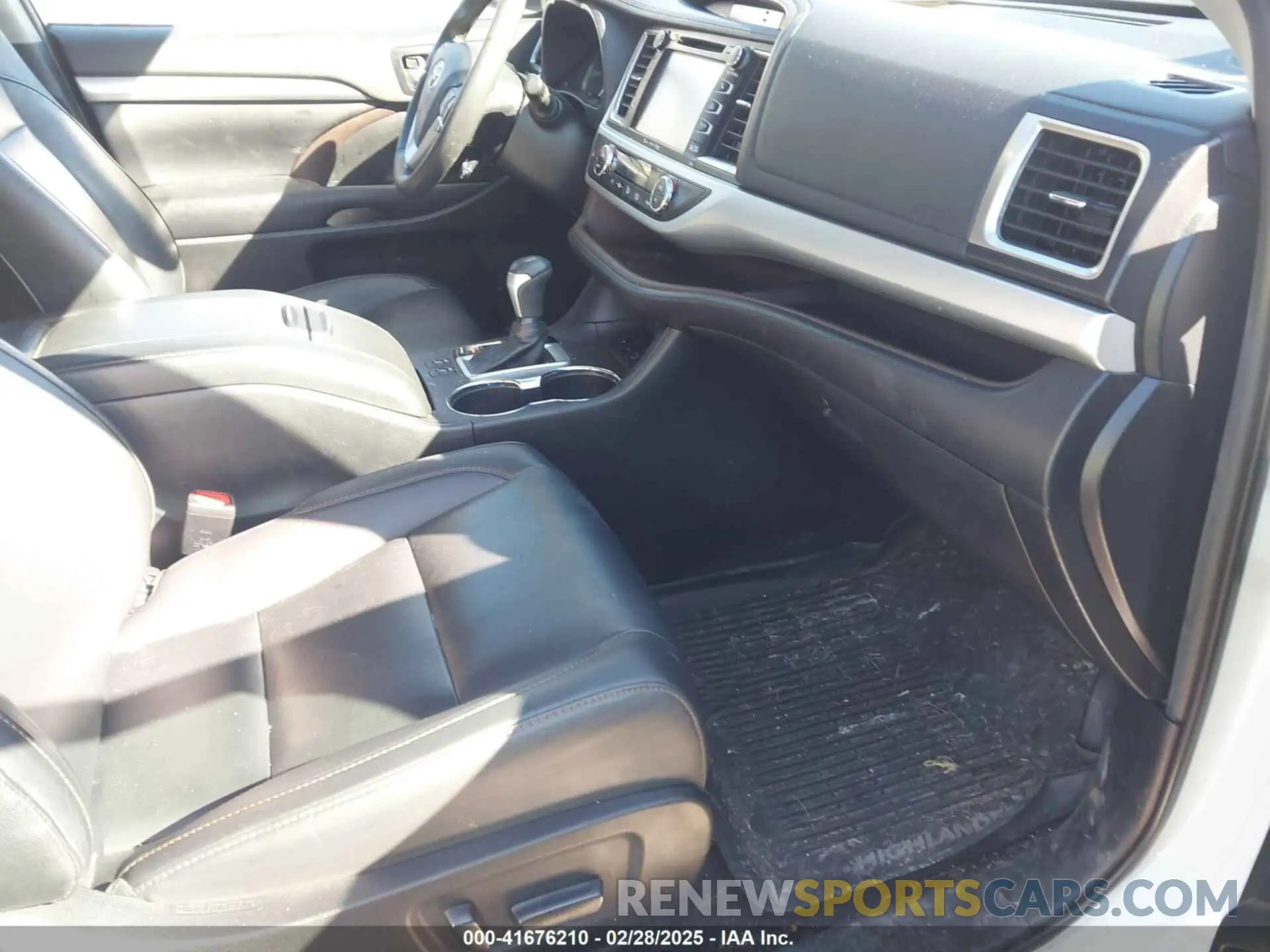 5 Photograph of a damaged car 5TDJZRFH2KS623101 TOYOTA HIGHLANDER 2019