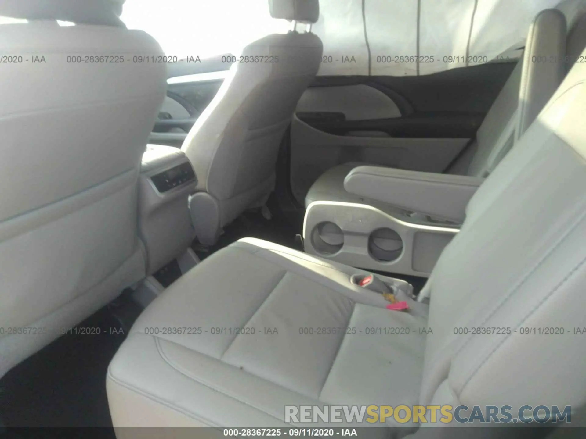 8 Photograph of a damaged car 5TDJZRFH2KS623583 TOYOTA HIGHLANDER 2019