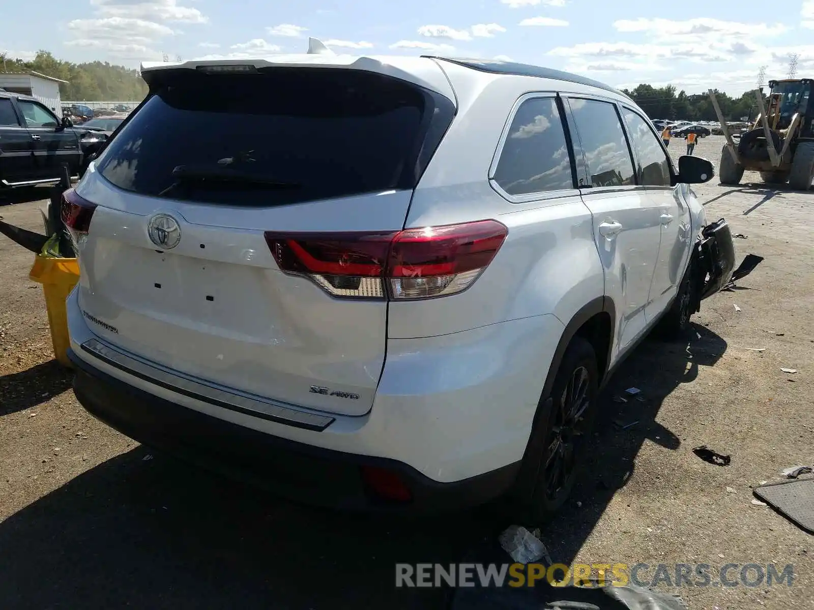 4 Photograph of a damaged car 5TDJZRFH2KS623616 TOYOTA HIGHLANDER 2019