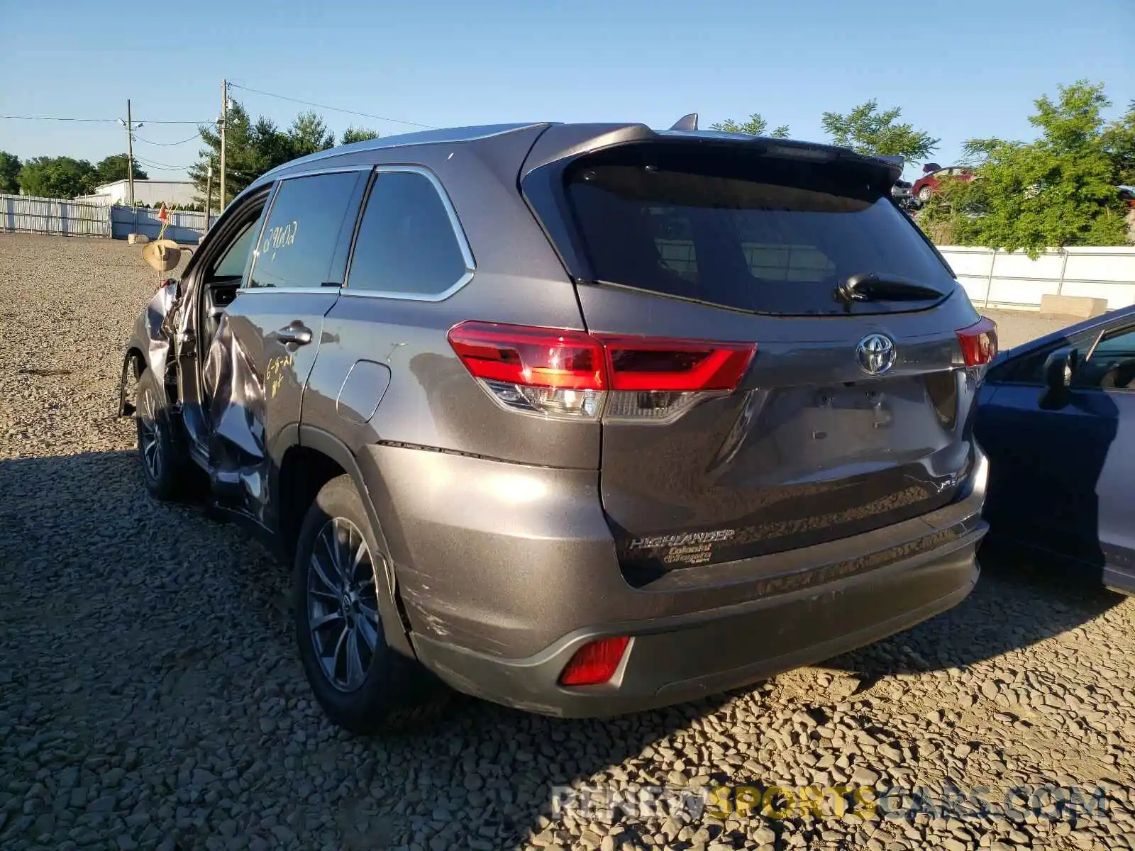 3 Photograph of a damaged car 5TDJZRFH2KS625141 TOYOTA HIGHLANDER 2019