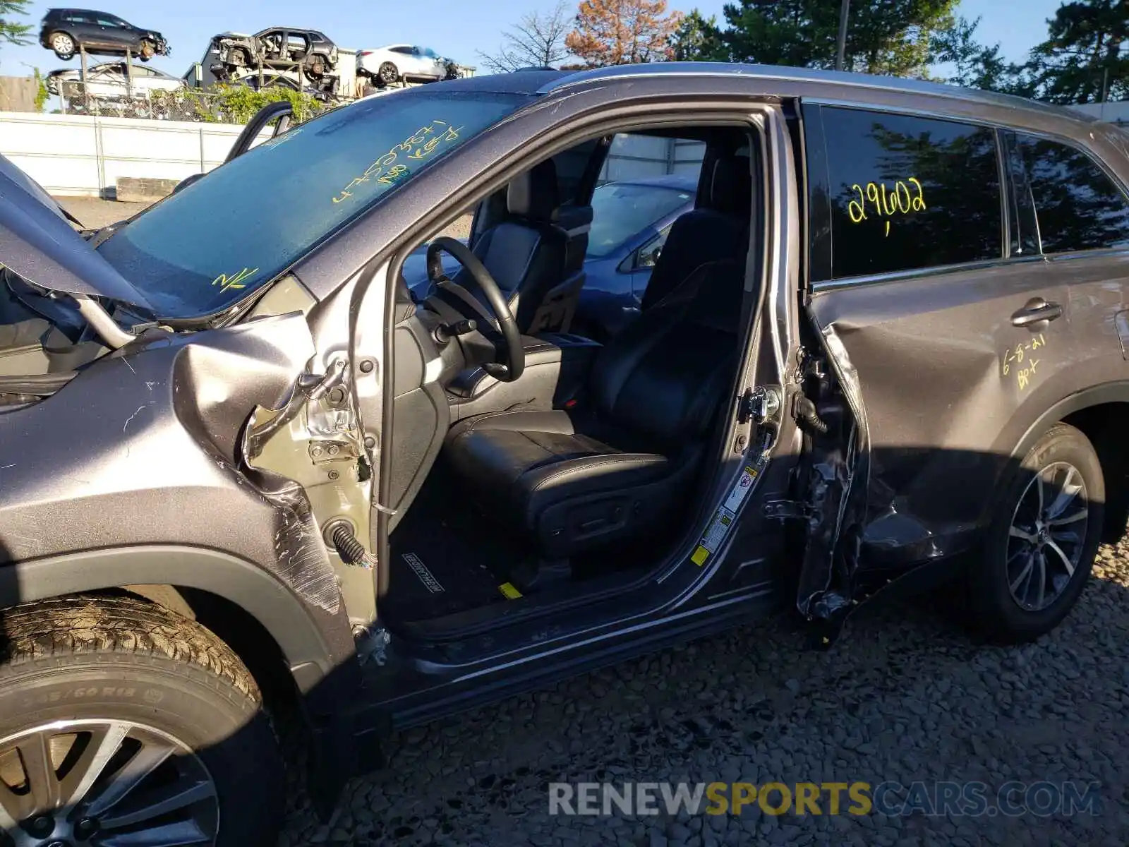 9 Photograph of a damaged car 5TDJZRFH2KS625141 TOYOTA HIGHLANDER 2019