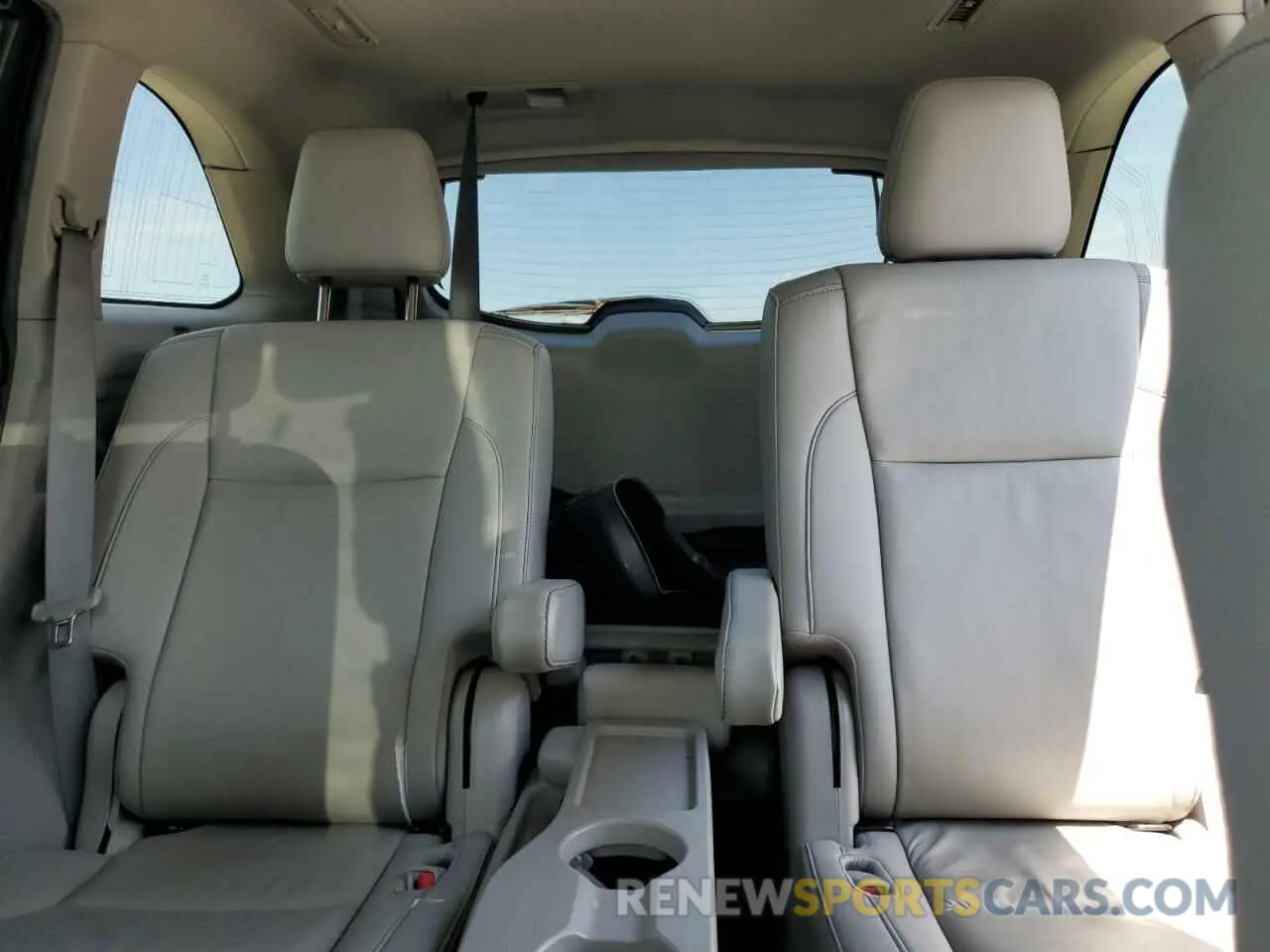 10 Photograph of a damaged car 5TDJZRFH2KS626015 TOYOTA HIGHLANDER 2019