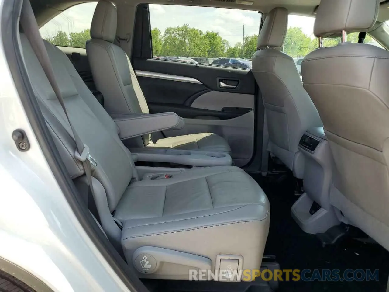 11 Photograph of a damaged car 5TDJZRFH2KS626015 TOYOTA HIGHLANDER 2019