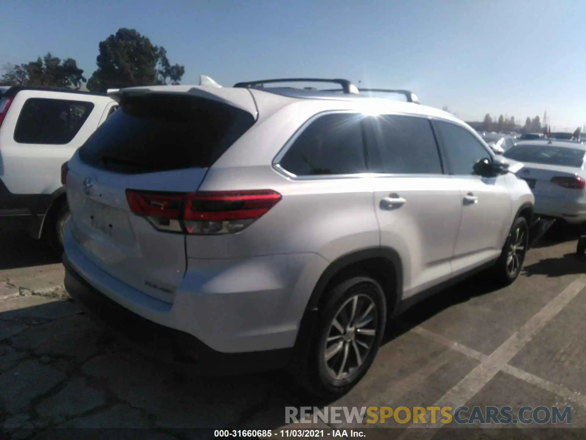 4 Photograph of a damaged car 5TDJZRFH2KS626113 TOYOTA HIGHLANDER 2019