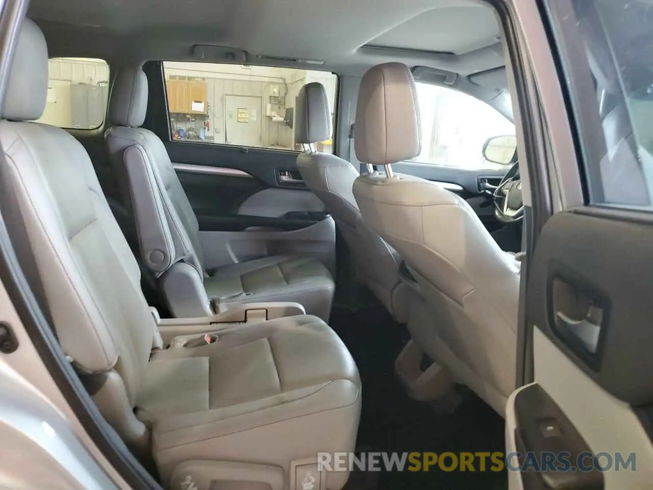 10 Photograph of a damaged car 5TDJZRFH2KS626709 TOYOTA HIGHLANDER 2019