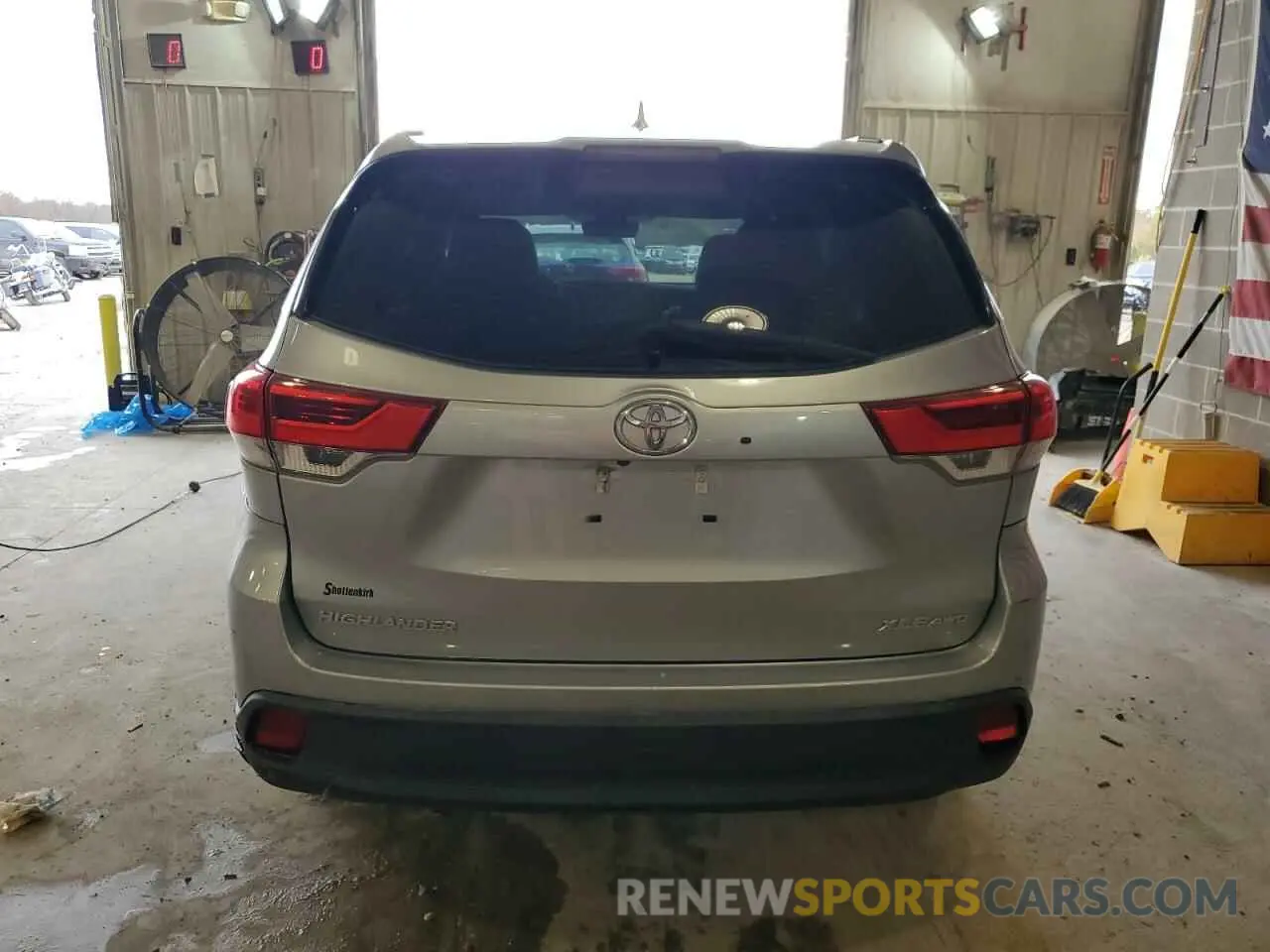 6 Photograph of a damaged car 5TDJZRFH2KS626709 TOYOTA HIGHLANDER 2019