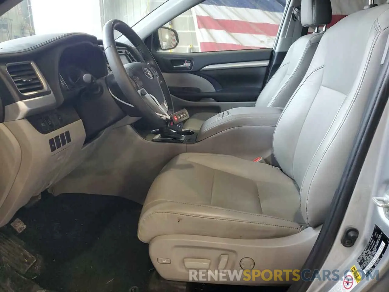 7 Photograph of a damaged car 5TDJZRFH2KS626709 TOYOTA HIGHLANDER 2019