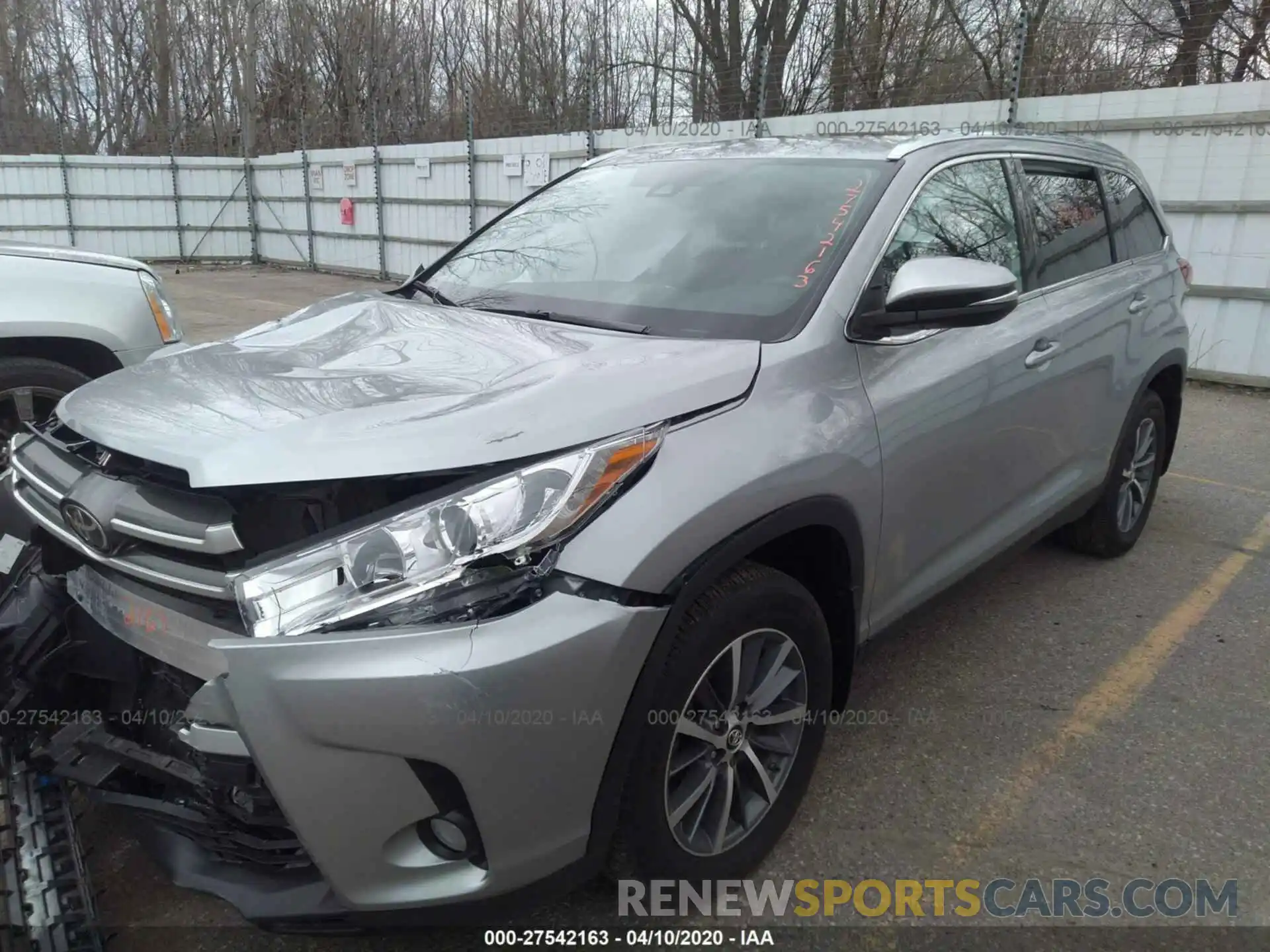 2 Photograph of a damaged car 5TDJZRFH2KS710027 TOYOTA HIGHLANDER 2019