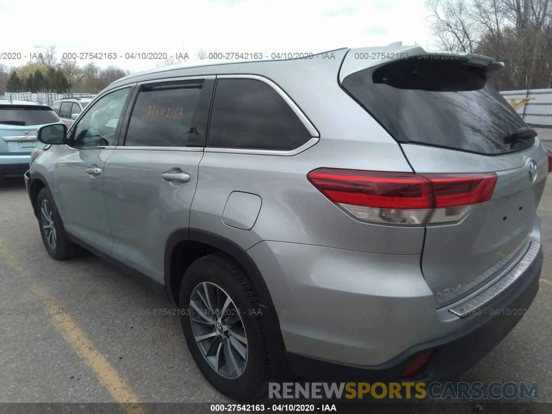 3 Photograph of a damaged car 5TDJZRFH2KS710027 TOYOTA HIGHLANDER 2019