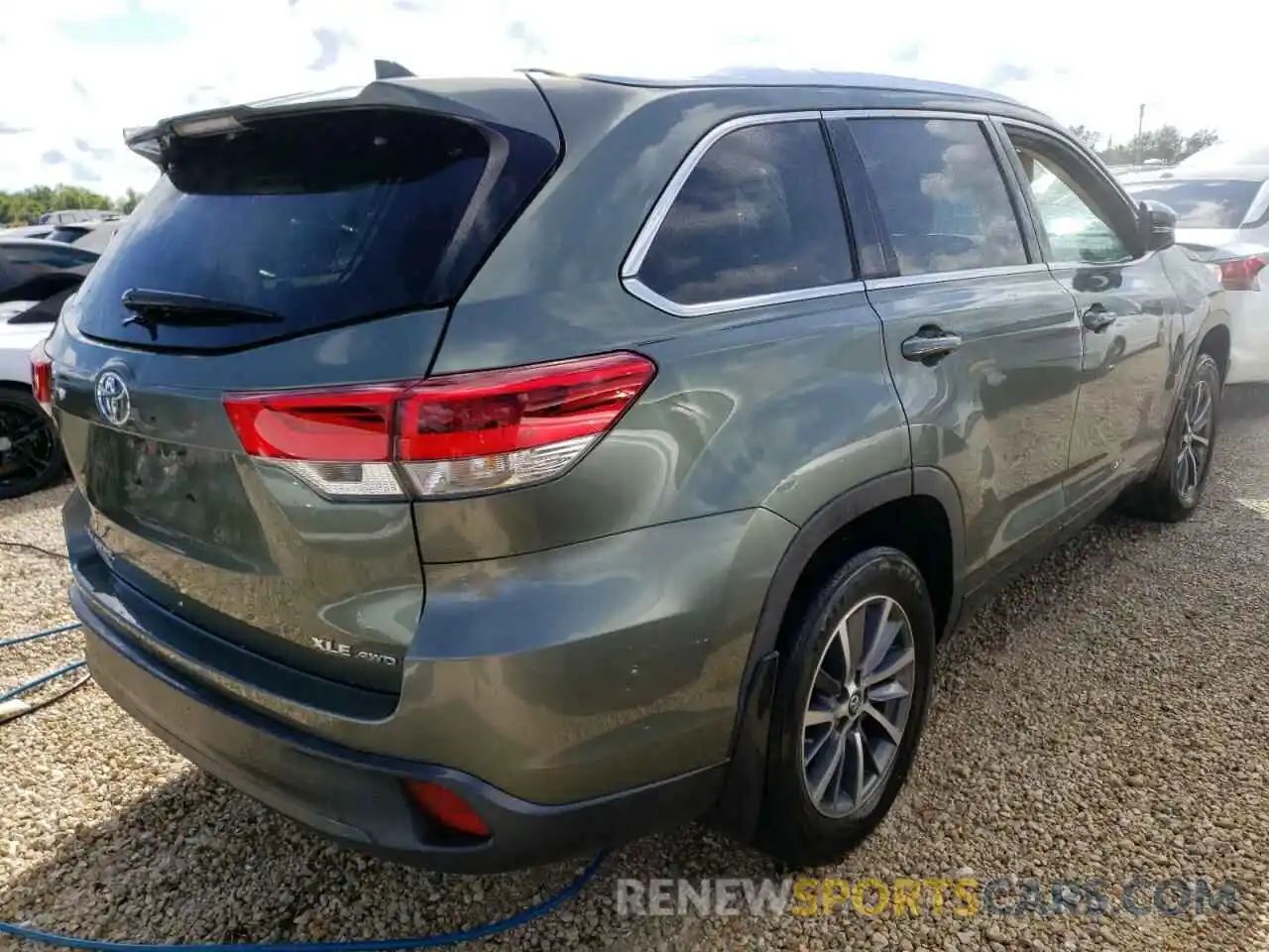 4 Photograph of a damaged car 5TDJZRFH2KS728320 TOYOTA HIGHLANDER 2019