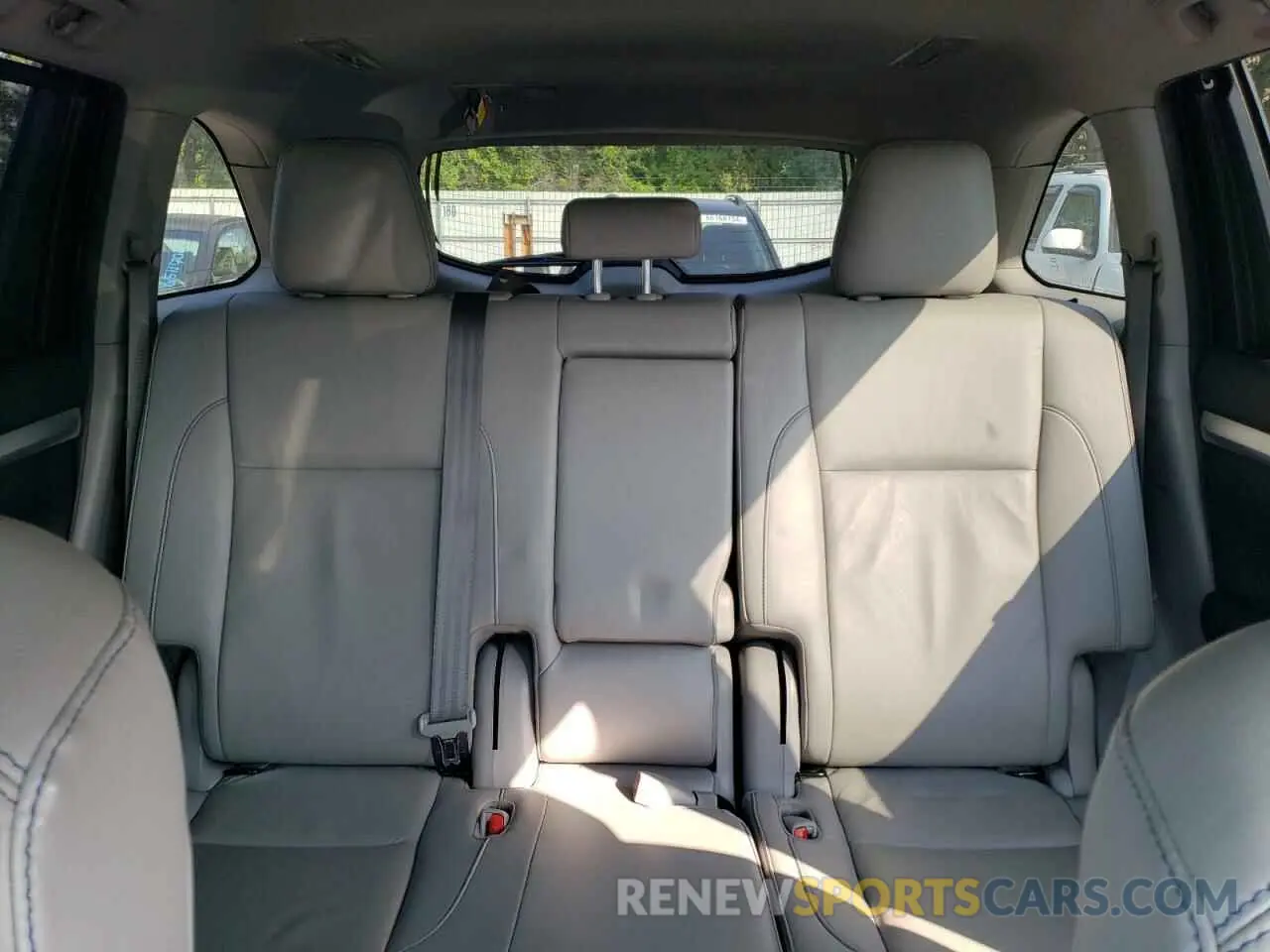 10 Photograph of a damaged car 5TDJZRFH2KS743108 TOYOTA HIGHLANDER 2019