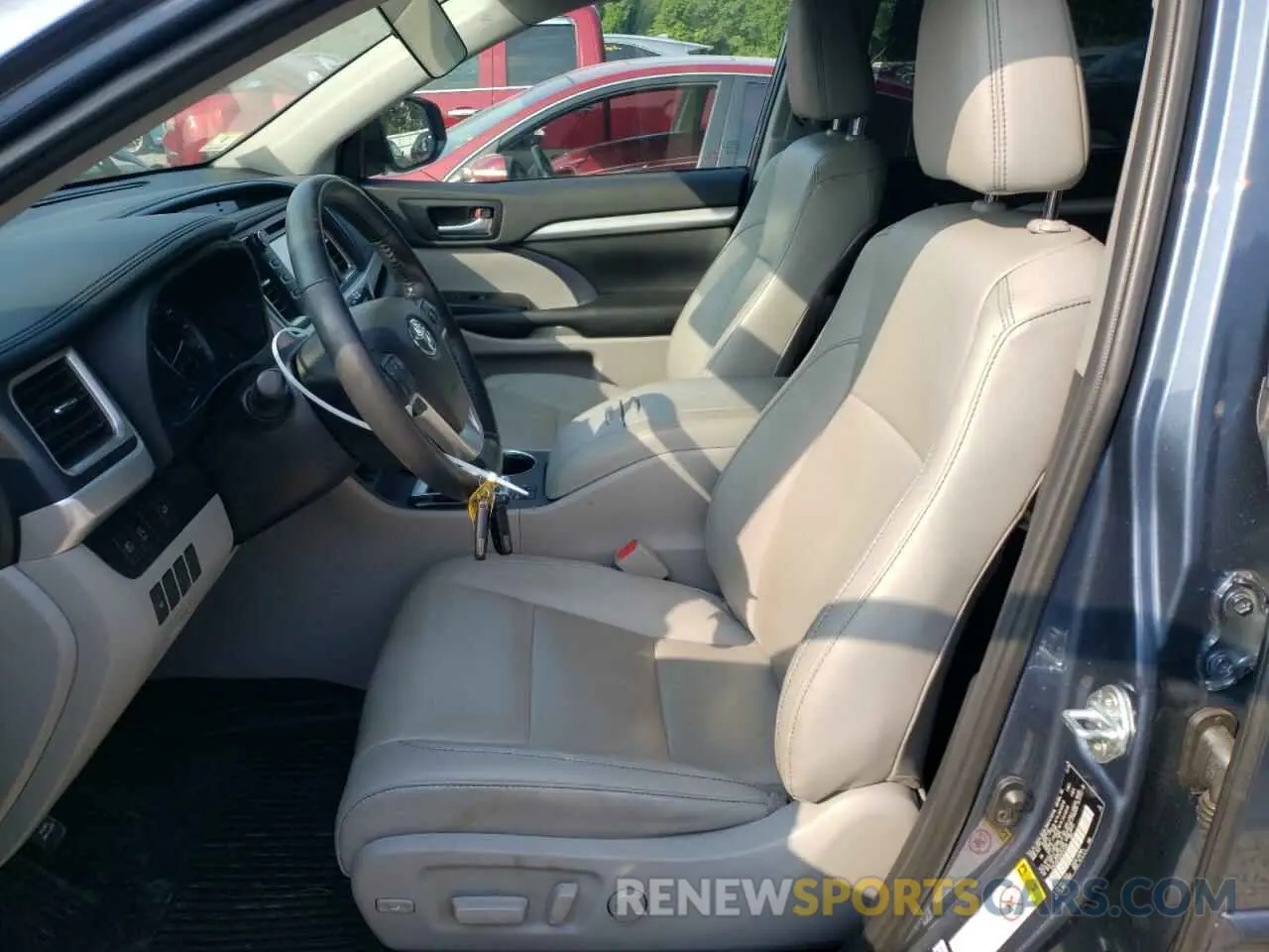 7 Photograph of a damaged car 5TDJZRFH2KS743108 TOYOTA HIGHLANDER 2019