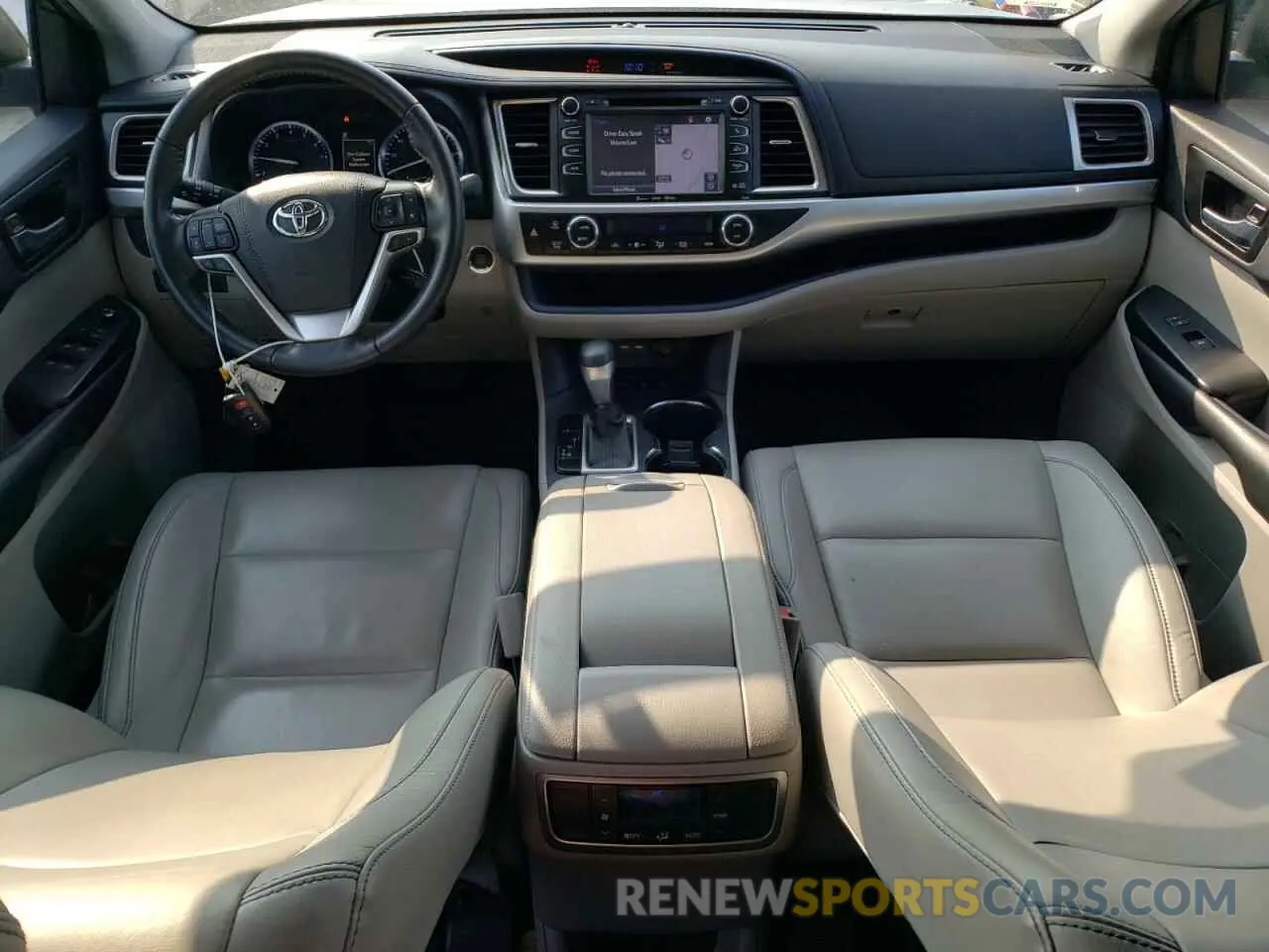 8 Photograph of a damaged car 5TDJZRFH2KS743108 TOYOTA HIGHLANDER 2019
