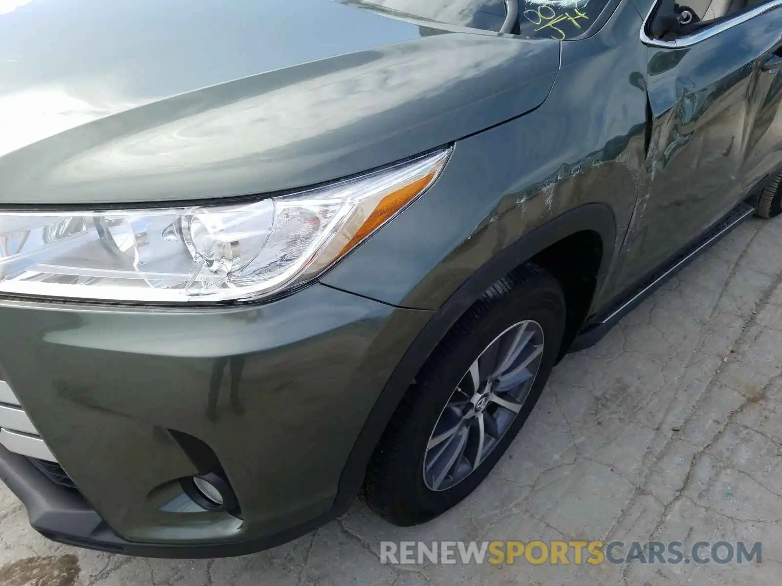 9 Photograph of a damaged car 5TDJZRFH2KS926315 TOYOTA HIGHLANDER 2019