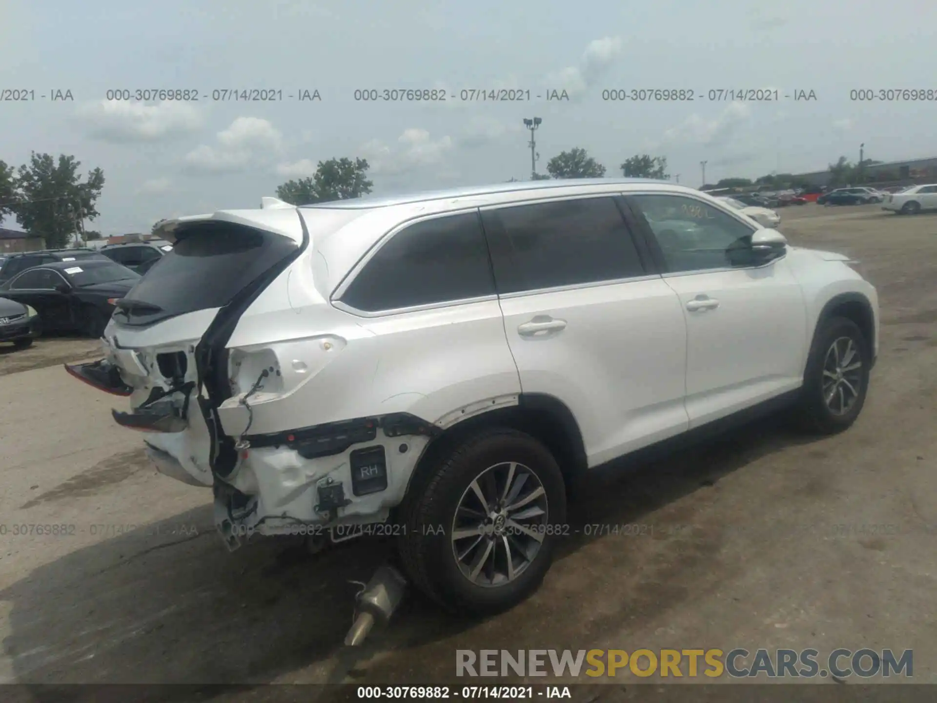 4 Photograph of a damaged car 5TDJZRFH2KS932972 TOYOTA HIGHLANDER 2019