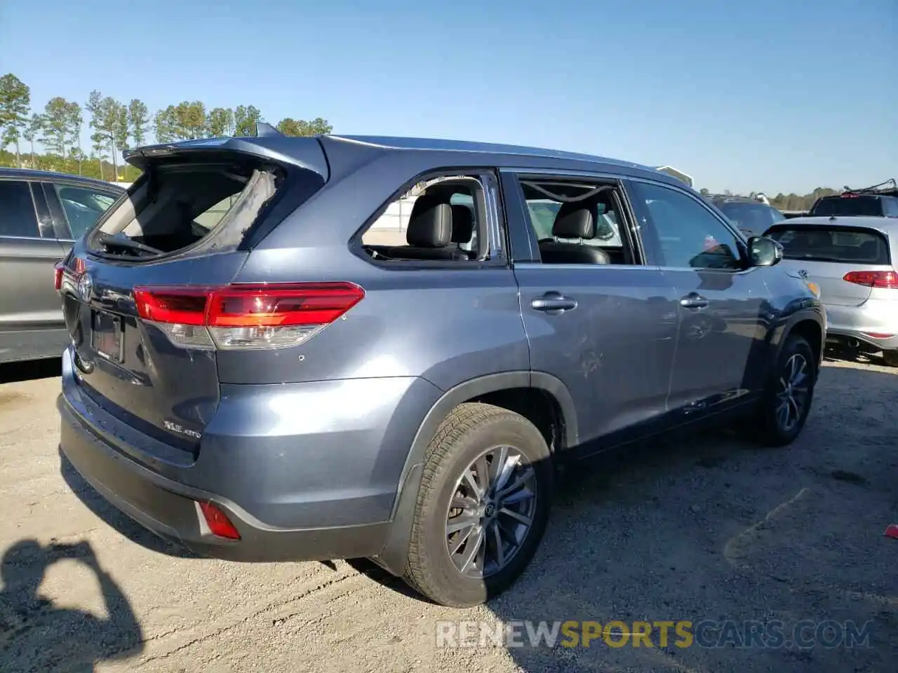 4 Photograph of a damaged car 5TDJZRFH2KS945558 TOYOTA HIGHLANDER 2019