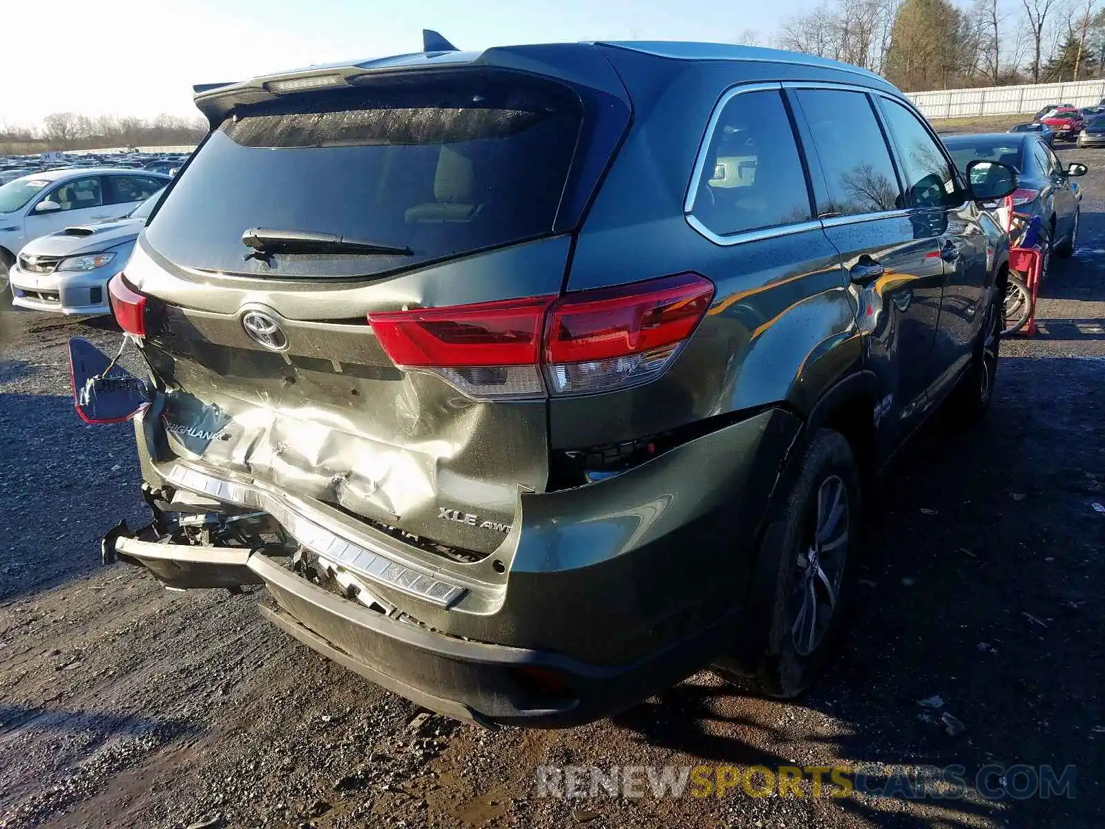 4 Photograph of a damaged car 5TDJZRFH2KS947889 TOYOTA HIGHLANDER 2019