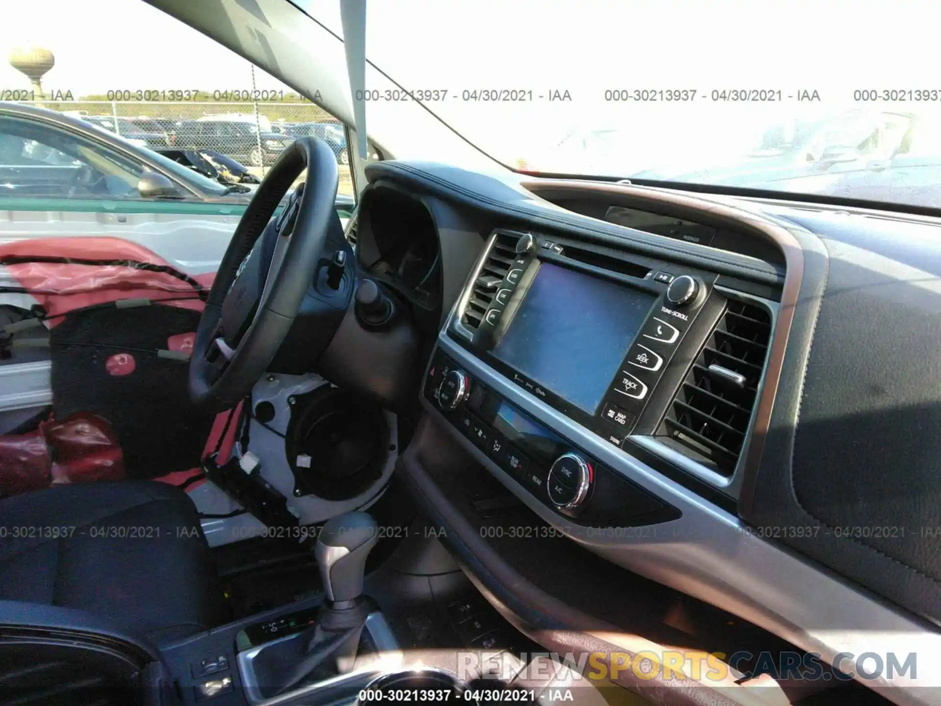 5 Photograph of a damaged car 5TDJZRFH2KS957869 TOYOTA HIGHLANDER 2019