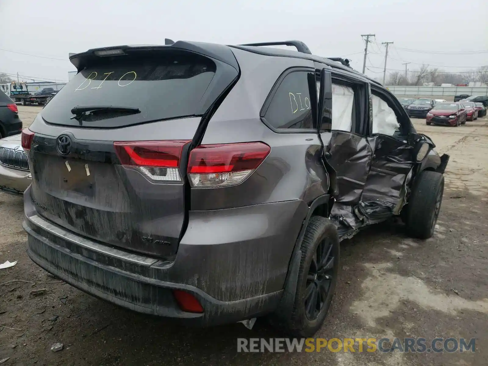 4 Photograph of a damaged car 5TDJZRFH2KS960075 TOYOTA HIGHLANDER 2019