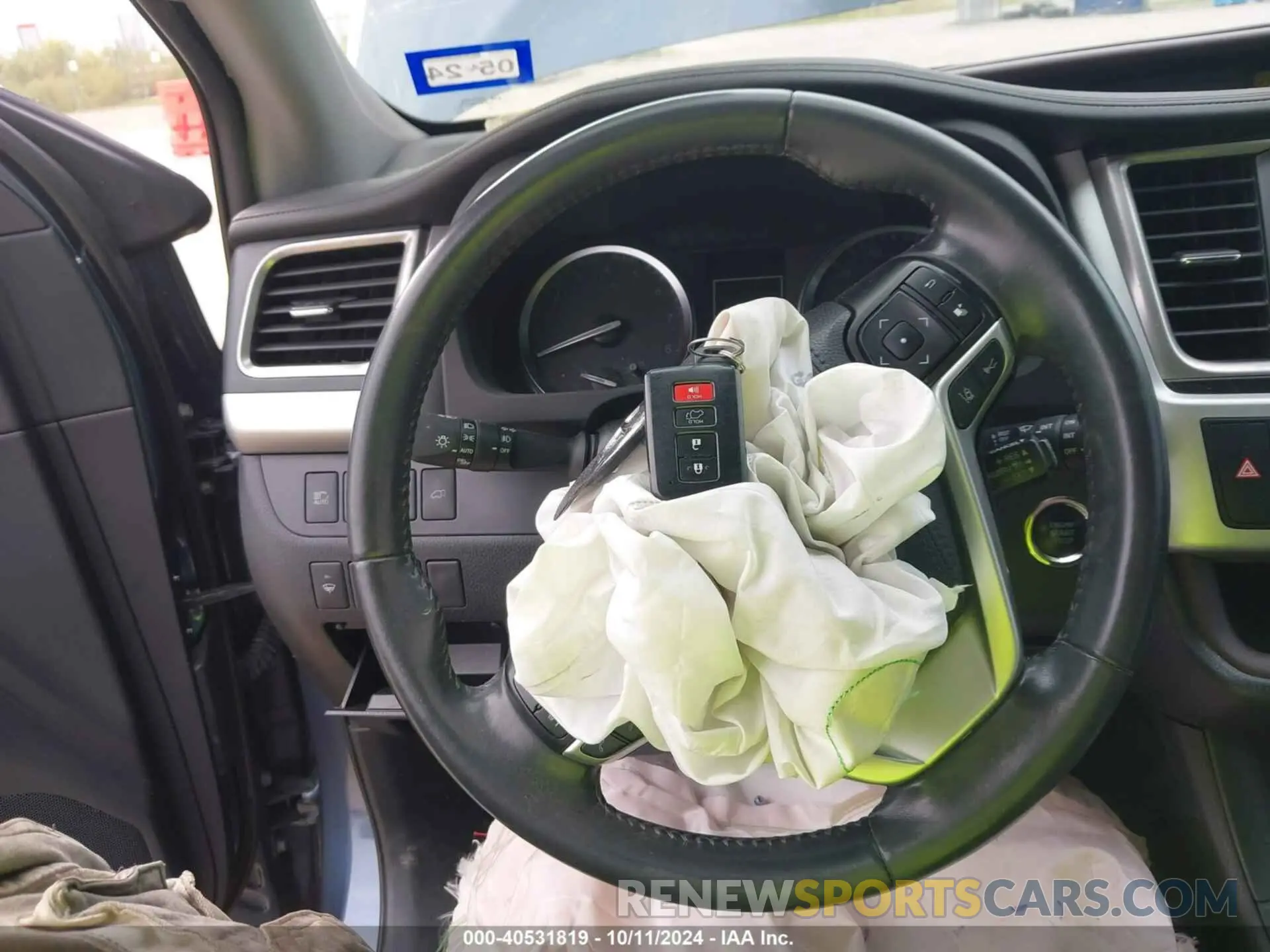 11 Photograph of a damaged car 5TDJZRFH2KS965762 TOYOTA HIGHLANDER 2019