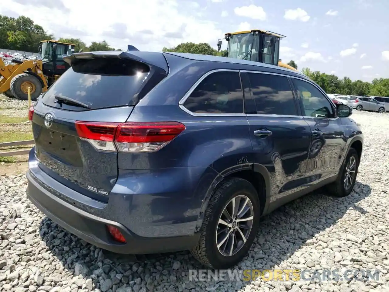 4 Photograph of a damaged car 5TDJZRFH2KS971562 TOYOTA HIGHLANDER 2019